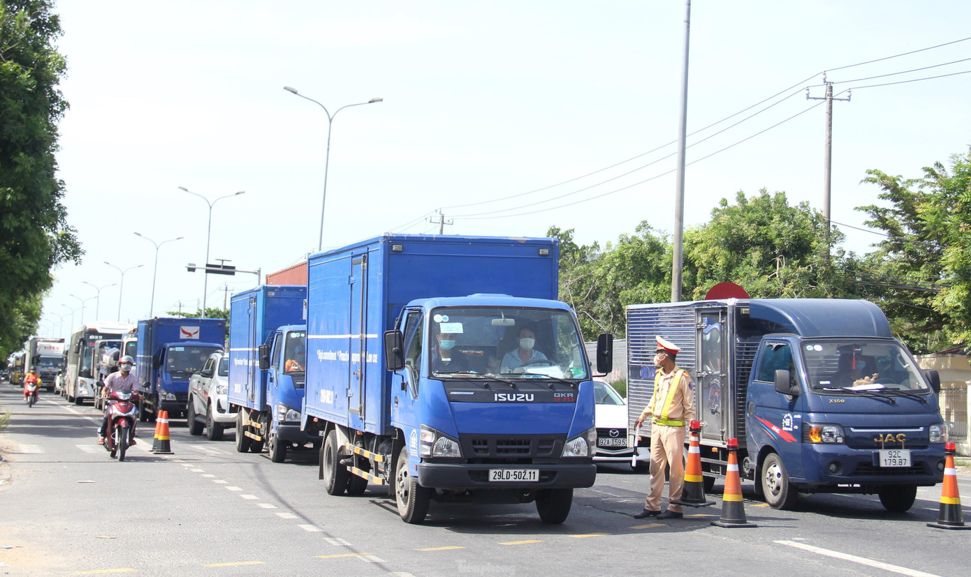 Tất cả người trên phương tiện vào thành phố Đà Nẵng sẽ phải xét nghiệm nhanh tại chốt kiểm soát dịch. Ảnh: Thanh Trần. Tất cả người trên phương tiện vào thành phố Đà Nẵng sẽ phải xét nghiệm nhanh tại chốt kiểm soát dịch. Ảnh: Thanh Trần.