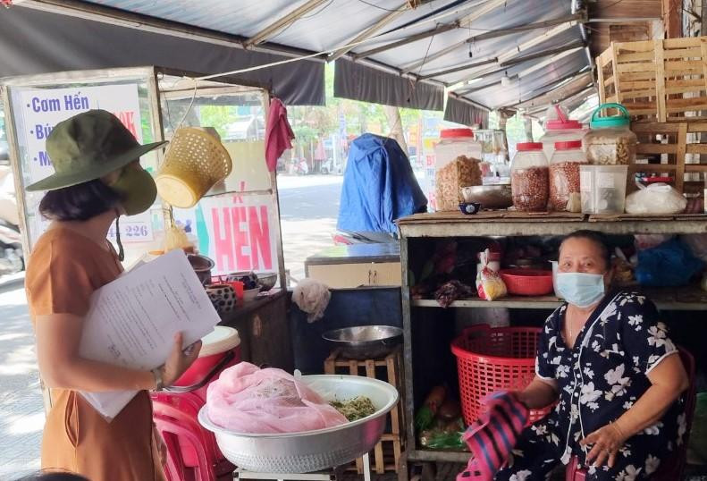 Lực lượng chức năng tuyên truyền cho các hộ kinh doanh không phục vụ khách tại chỗ. Ảnh: Thanh Trần.