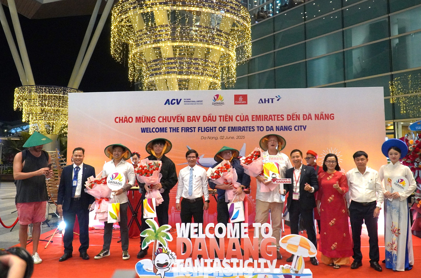 Đà Nẵng đón những hành khách đầu tiên trên chuyến bay từ Dubai. Ảnh: Thanh Hiền.