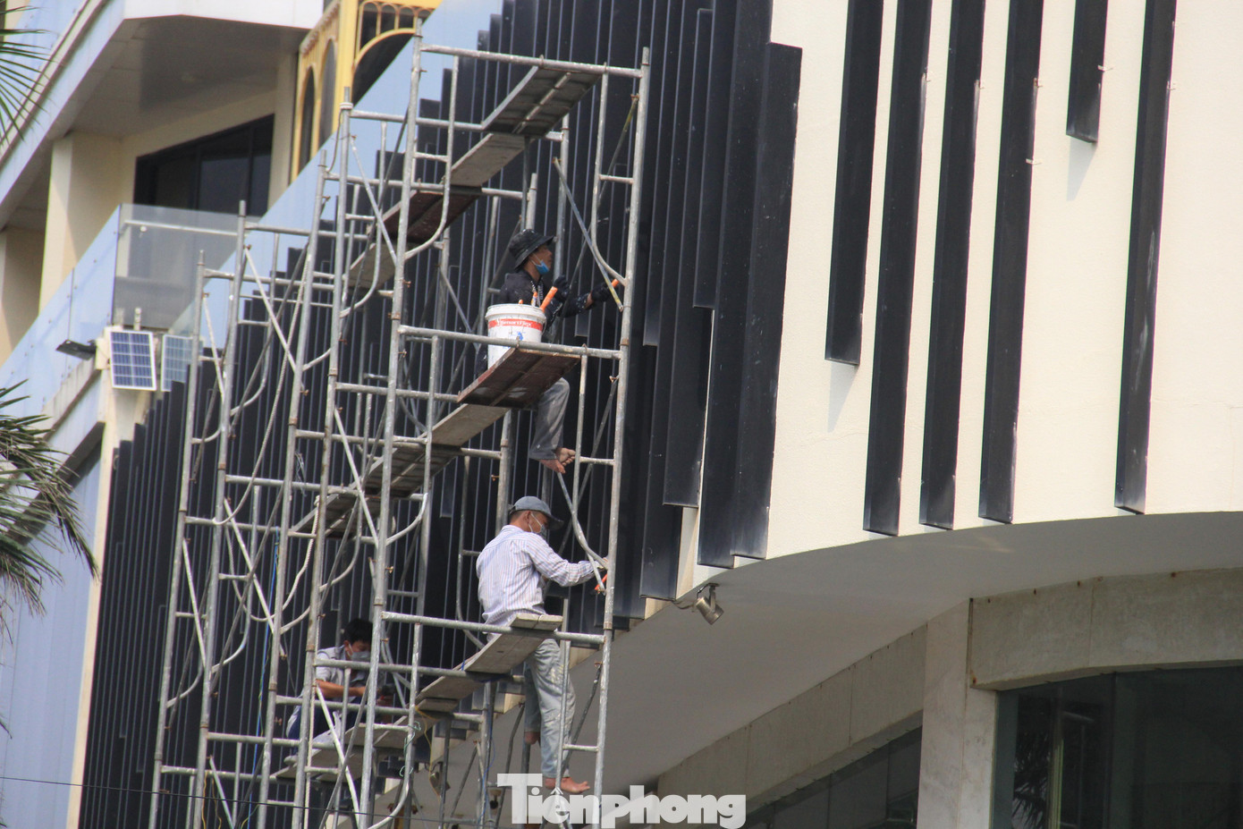 Chủ tịch Hiệp hội Du lịch Đà Nẵng hy vọng dịp lễ 30/4 và 1/5 tới đây, du khách tới Đà Nẵng sẽ đông hơn nữa. Chủ tịch Hiệp hội Du lịch Đà Nẵng hy vọng dịp lễ 30/4 và 1/5 tới đây, du khách tới Đà Nẵng sẽ đông hơn nữa.