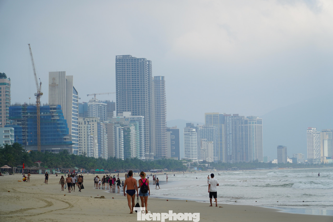 Biển Đà Nẵng có lợi thế ở gần trung tâm, từ khu phố du lịch An Thượng hay còn gọi là phố Tây, du khách chỉ cần đi bộ vài phút là tới.