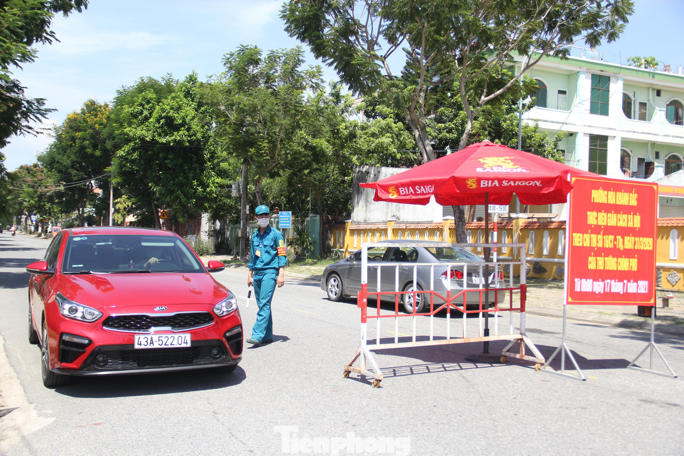 Lực lượng chức năng kiểm soát chặt chẽ người ra vào các khu vực thực hiện Chỉ thị 16 trên địa bàn. Ảnh: Thanh Trần.