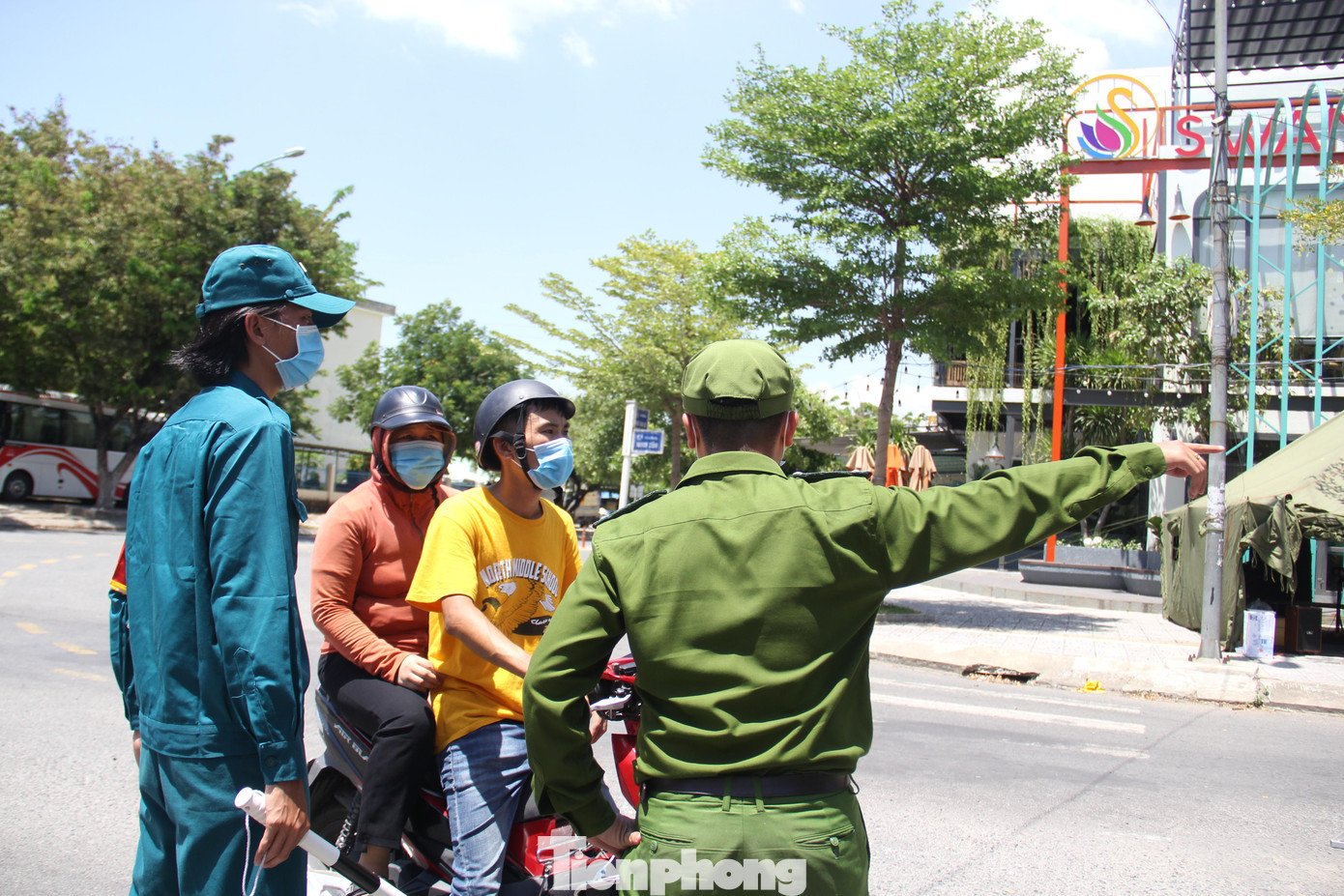 Lực lượng chức năng hướng dẫn người dân hạn chế ra vào các địa bàn đang thực hiện Chỉ thị 16. Ảnh: Thanh Trần. Lực lượng chức năng hướng dẫn người dân hạn chế ra vào các địa bàn đang thực hiện Chỉ thị 16. Ảnh: Thanh Trần.