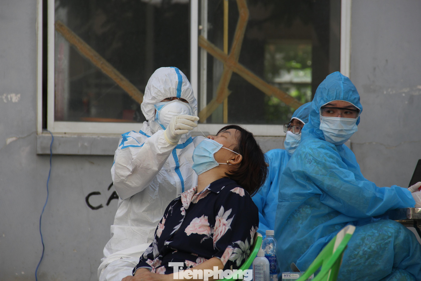 Người dân tại phường Hòa Khánh Nam (quận Liên Chiểu) lấy mẫu xét nghiệm cộng đồng. Ảnh:Thanh Trần. Người dân tại phường Hòa Khánh Nam (quận Liên Chiểu) lấy mẫu xét nghiệm cộng đồng. Ảnh:Thanh Trần.