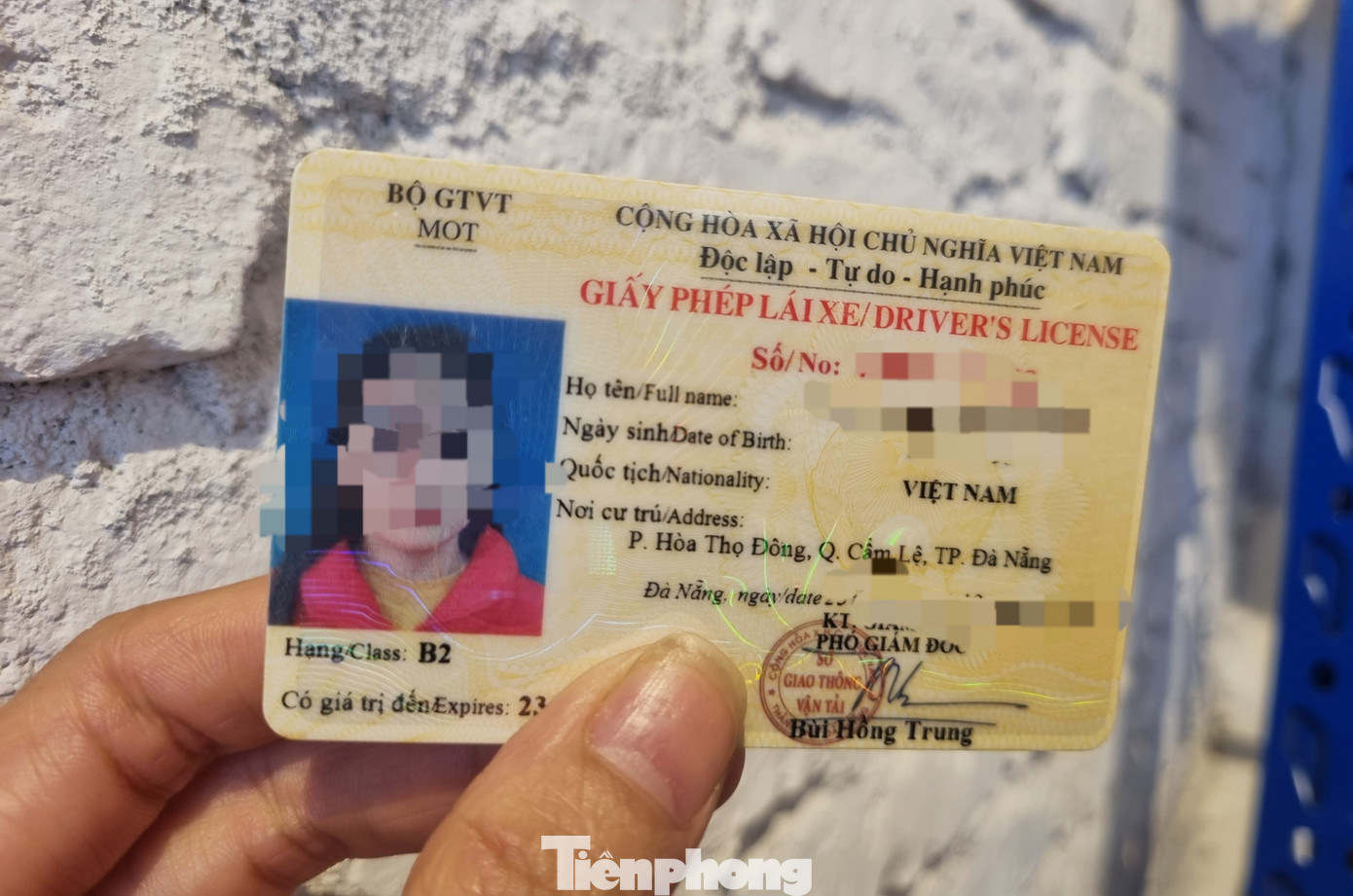 “Theo quy định mới thì GPLX quá hạn dù chỉ một ngày cũng phải thi lại lý thuyết nên tôi rất nóng ruột, phải đi đổi càng sớm càng tốt. Mình phải trừ hao trục trặc, thời gian kéo dài ra nữa. Lên đây tôi mới thấy mình lo không xa, vì thực sự người dân đi đông quá”, chị Thu Thảo (quận Hải Châu) lo lắng. “Theo quy định mới thì GPLX quá hạn dù chỉ một ngày cũng phải thi lại lý thuyết nên tôi rất nóng ruột, phải đi đổi càng sớm càng tốt. Mình phải trừ hao trục trặc, thời gian kéo dài ra nữa. Lên đây tôi mới thấy mình lo không xa, vì thực sự người dân đi đông quá”, chị Thu Thảo (quận Hải Châu) lo lắng.