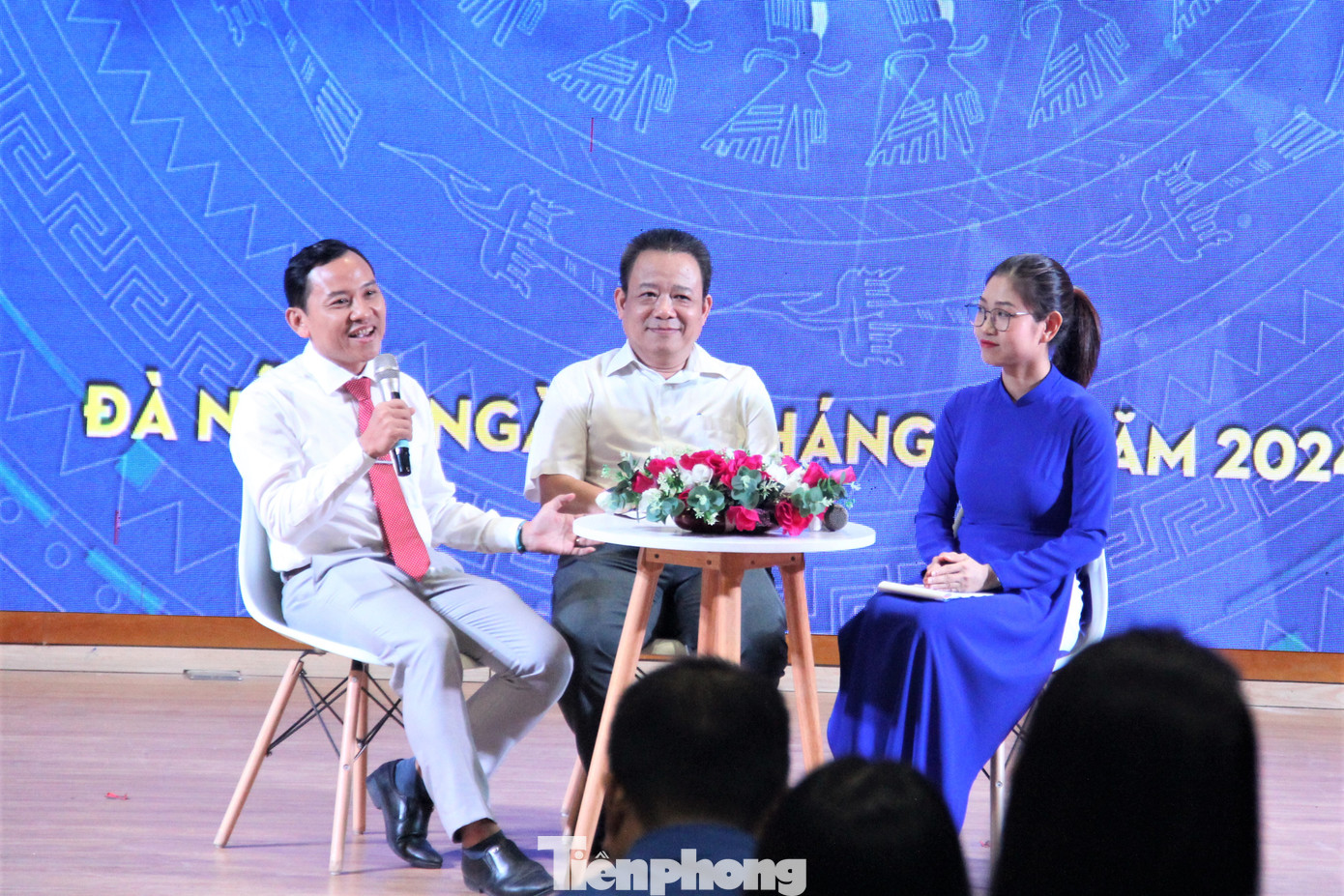 Cán bộ Đoàn các nhiệm kỳ chia sẻ về hoạt động Đoàn tại buổi đối thoại. Ảnh: Thanh Trần Cán bộ Đoàn các nhiệm kỳ chia sẻ về hoạt động Đoàn tại buổi đối thoại. Ảnh: Thanh Trần