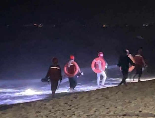 Lực lượng chức năng tìm kiếm nhân viên cứu hộ bị sóng cuốn mất tích. Ảnh: Đ.N.