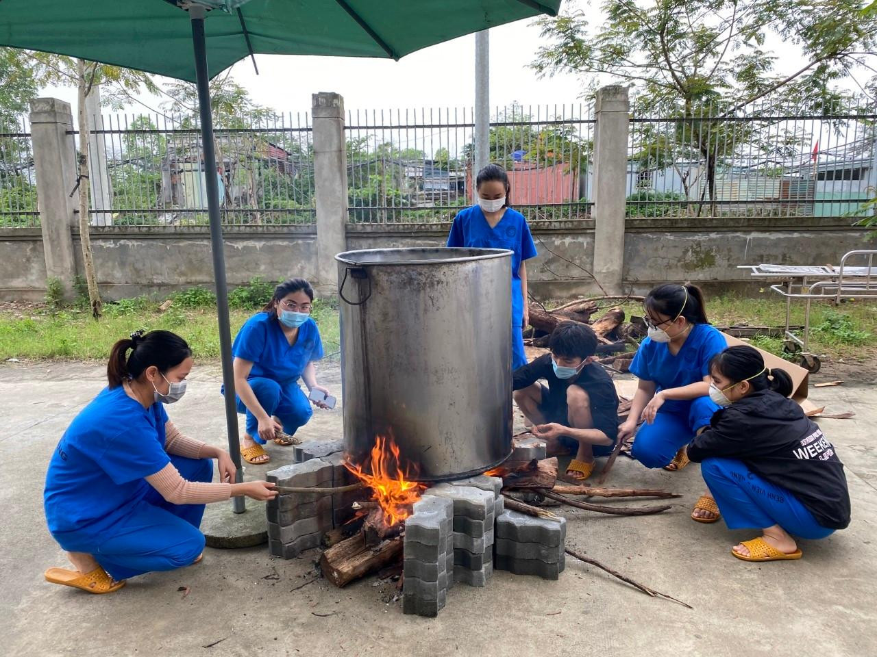 Bệnh viện dã chiến Khu Ký túc xá phía tây TP Đà Nẵng hiện đang điều trị cho hàng trăm bệnh nhân COVID-19. Rất nhiều bác sĩ, nhân viên y tế, tình nguyện viên đã đón Tết Nguyên đán ngay trong bệnh viện. Tình nguyện viên Trần Quốc Dũng (sinh viên trường ĐH Đông Á) chia sẻ những ngày qua, Dũng cùng mọi người đón Tết trong bệnh viện, dù không được quây quần bên gia đình nhưng có những kỷ niệm không thể nào quên. Bệnh viện dã chiến Khu Ký túc xá phía tây TP Đà Nẵng hiện đang điều trị cho hàng trăm bệnh nhân COVID-19. Rất nhiều bác sĩ, nhân viên y tế, tình nguyện viên đã đón Tết Nguyên đán ngay trong bệnh viện. Tình nguyện viên Trần Quốc Dũng (sinh viên trường ĐH Đông Á) chia sẻ những ngày qua, Dũng cùng mọi người đón Tết trong bệnh viện, dù không được quây quần bên gia đình nhưng có những kỷ niệm không thể nào quên.
