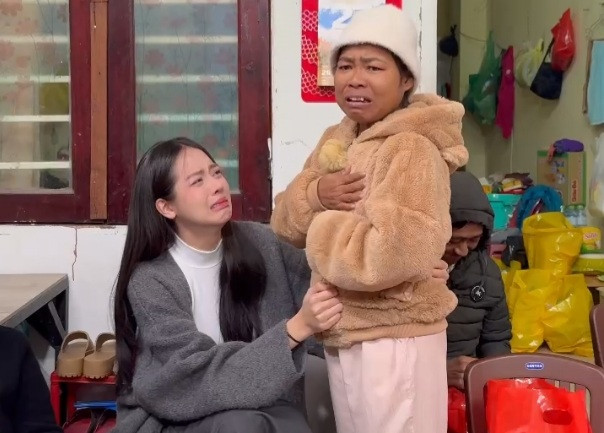 Hoa hậu òa khóc khi nghe hoàn cảnh của các bệnh nhân.