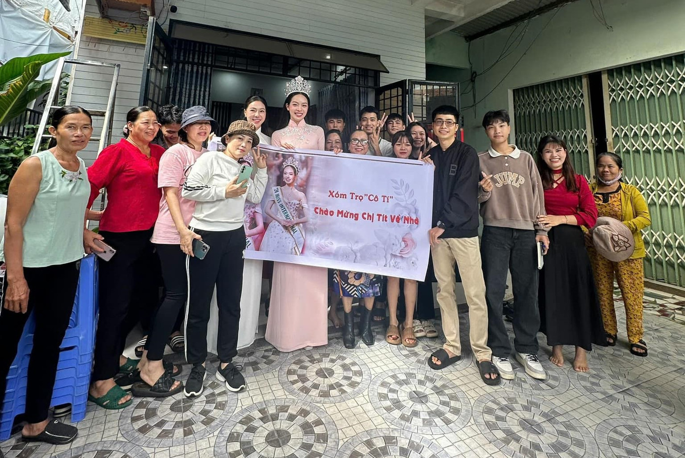 Nhà Thanh Thủy ở trong một con hẻm nhỏ, bố là kỹ sư điện, mẹ bán tạp hóa ở nhà. Nhà hoa hậu có một dãy trọ nhỏ cho sinh viên thuê, những bạn trẻ này là "fan cứng" của "Tít" nhiều năm nay.