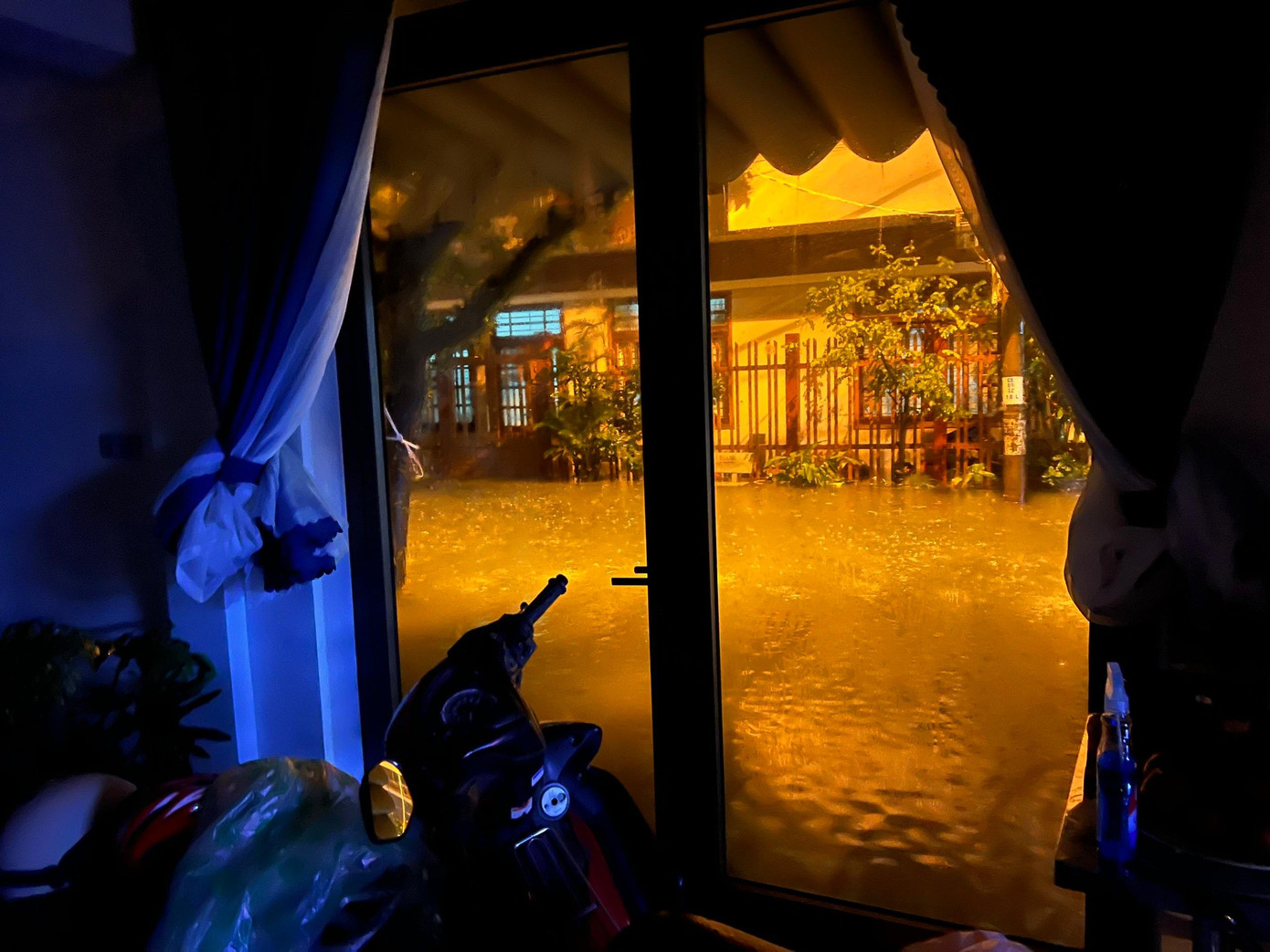 Nhiều gia đình không kịp trở tay vì nước ngập do trận mưa trái mùa. Nhiều gia đình không kịp trở tay vì nước ngập do trận mưa trái mùa.