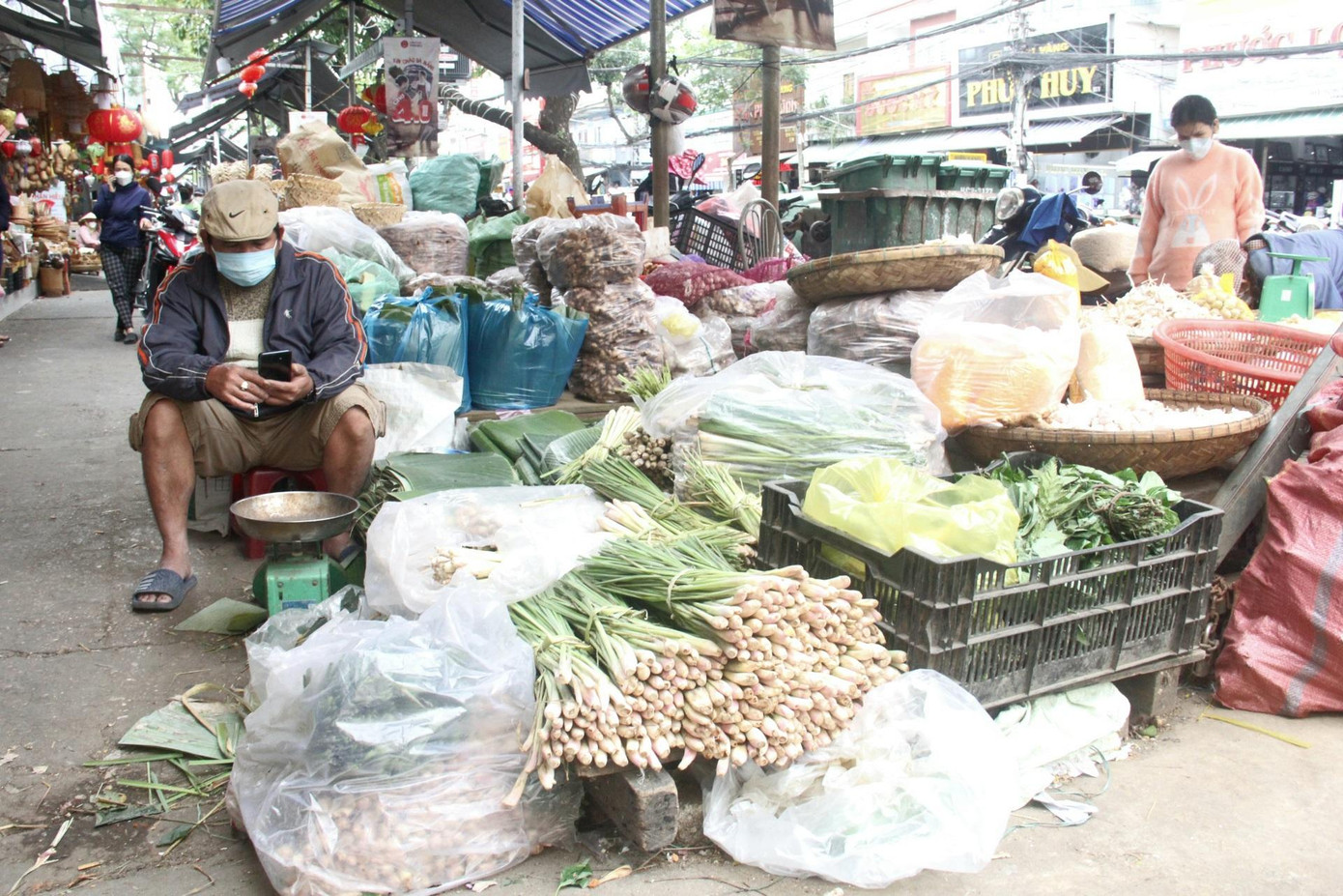 Tại các chợ, cửa hàng thuốc nam trên địa bàn, nguyên liệu để nấu nồi xông tại nhà này có khách đến mua liên tục. Tại các quầy, mặt hàng này được bày ra phía trước. Một tiểu thương tại chợ Cồn cho hay sau Tết, gừng, chanh, sả... bán chạy. Tại các chợ, cửa hàng thuốc nam trên địa bàn, nguyên liệu để nấu nồi xông tại nhà này có khách đến mua liên tục. Tại các quầy, mặt hàng này được bày ra phía trước. Một tiểu thương tại chợ Cồn cho hay sau Tết, gừng, chanh, sả... bán chạy.