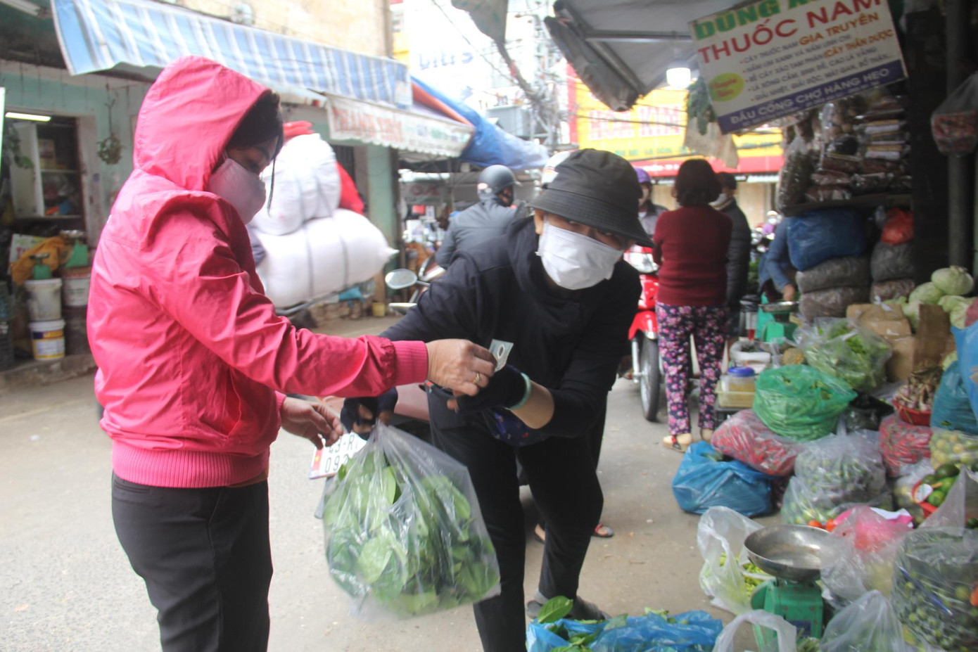 Gói xông ở những nơi này thường có từ 10 loại lá, cây, củ trở lên. Mỗi gói lá xông từ 20.000 - 30.000 đồng. Tiệm thuốc nam Dũng Xuân (đường Ông Ích Khiêm) mỗi ngày bán gần 100 gói, gấp nhiều lần trước kia. Gói xông ở những nơi này thường có từ 10 loại lá, cây, củ trở lên. Mỗi gói lá xông từ 20.000 - 30.000 đồng. Tiệm thuốc nam Dũng Xuân (đường Ông Ích Khiêm) mỗi ngày bán gần 100 gói, gấp nhiều lần trước kia.