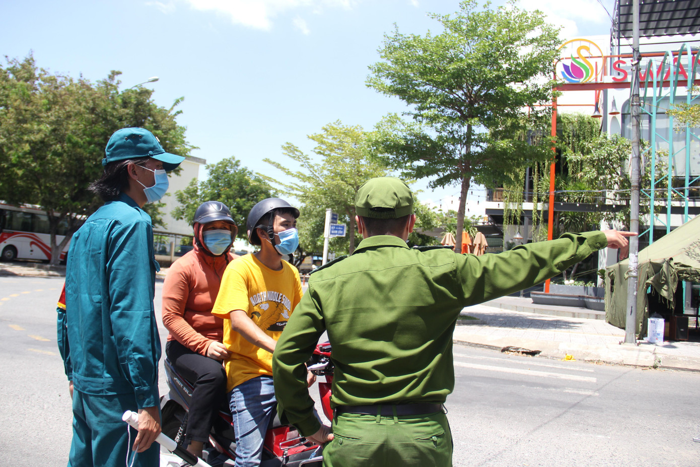 Trước tình hình dịch bệnh vẫn diễn biến phức tạp, mỗi ngày thêm hàng chục ca nhiễm, công an thành phố đã tăng cường hàng trăm cán bộ chiến sĩ về các chốt kiểm soát và các tổ tuần tra lưu động.
