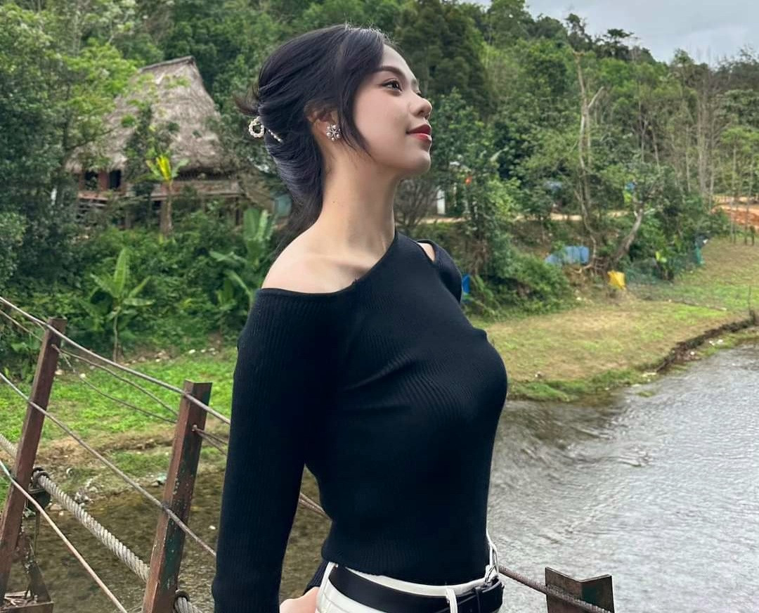 Hoa hậu chọn trang phục đơn giản, nhẹ nhàng khi du xuân ở vùng cao.