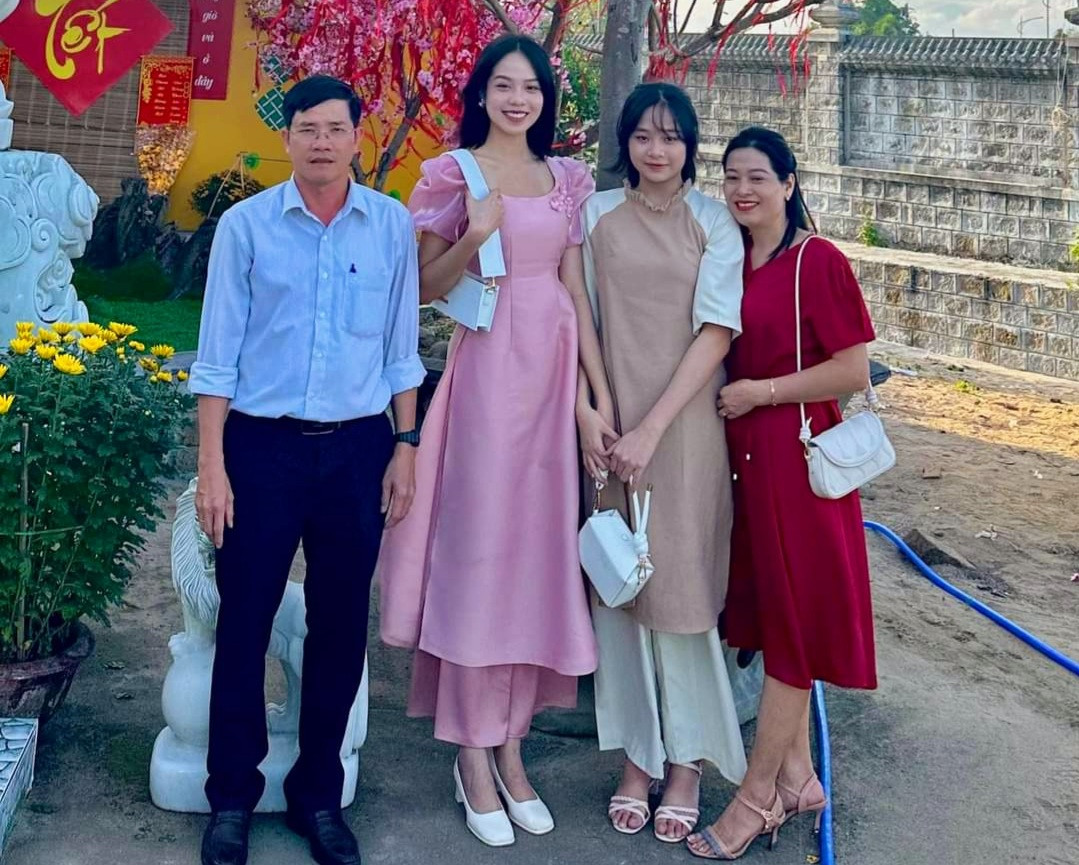 Thanh Thủy cùng ba mẹ và em gái đi chùa ngày đầu năm. Cô dành nhiều thời gian bên gia đình trong kỳ nghỉ Tết. "Từ khi đăng quang, tôi bận rộn hơn. Vì vậy tôi trân trọng những phút giây được ở bên gia đình", cô chia sẻ.