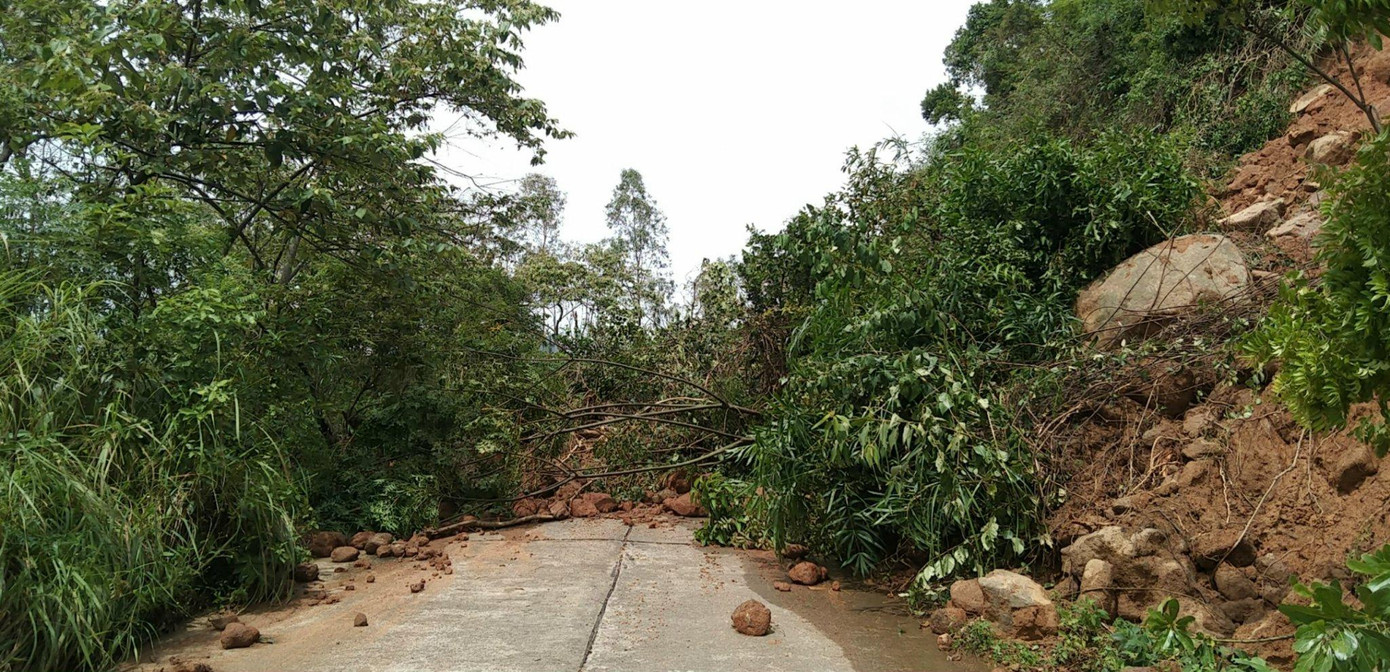 Đường ra Suối Ôm vẫn còn ngổn ngang đất đá.