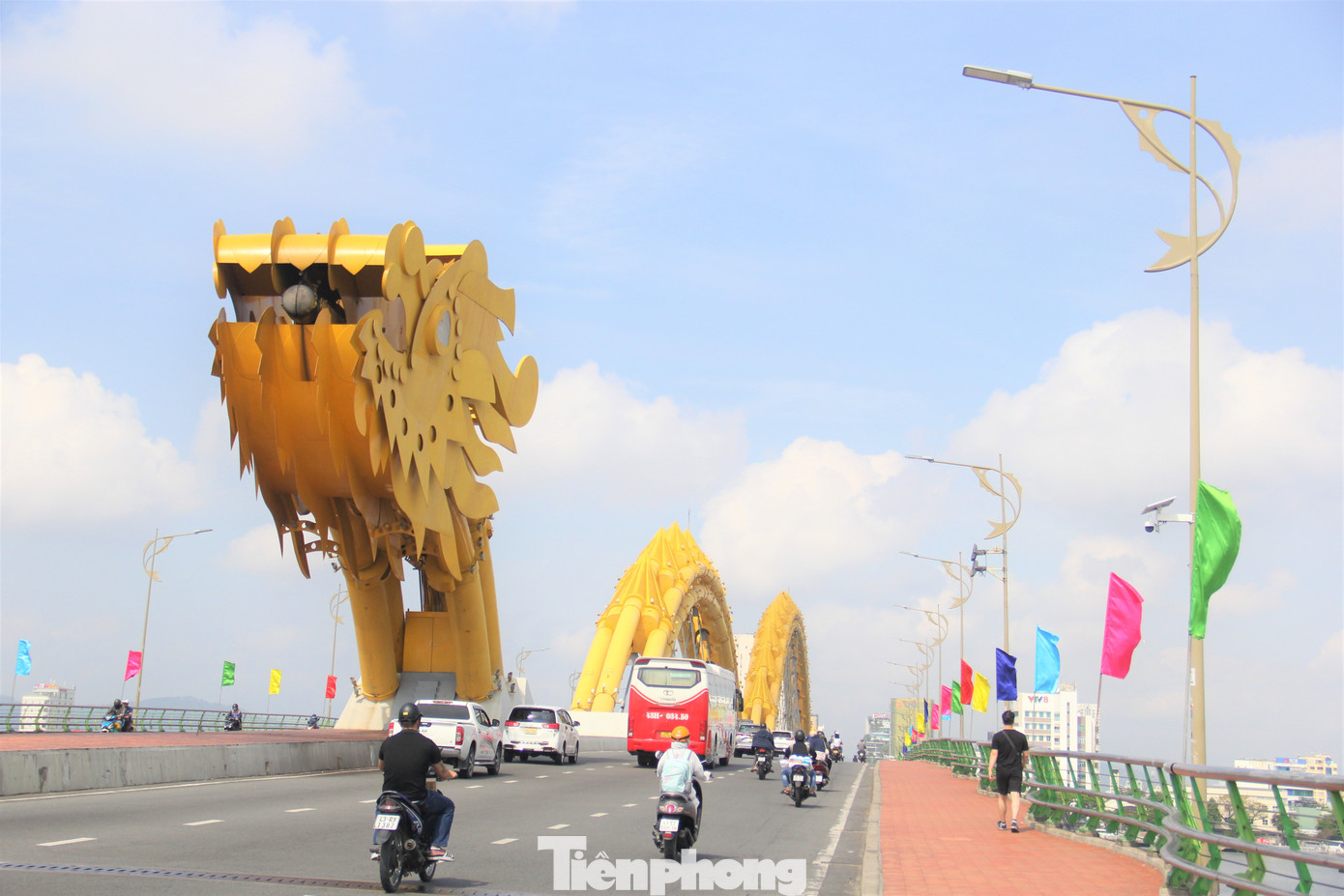 Theo Trung tâm dự báo khí tượng thủy văn khu vực Trung Trung bộ, trong 24-48 giờ tới, nắng nóng tiếp tục duy trì về diện và cường độ. Các tỉnh, thành từ Quảng Bình đến Quảng Ngãi có nắng nóng gay gắt và đặc biệt gay gắt, với nền nhiệt độ cao nhất phổ biến 38-42oC, có nơi 42-44oC, độ ẩm thấp nhất 30-50%. Trong 72 đến 120 giờ tới, nắng nóng và nắng nắng nóng gay gắt còn duy trì trên khu vực với nền nhiệt cao nhất phổ biến 35-38oC, có nơi trên 38oC, độ ẩm thấp nhất 30-50%. Theo Trung tâm dự báo khí tượng thủy văn khu vực Trung Trung bộ, trong 24-48 giờ tới, nắng nóng tiếp tục duy trì về diện và cường độ. Các tỉnh, thành từ Quảng Bình đến Quảng Ngãi có nắng nóng gay gắt và đặc biệt gay gắt, với nền nhiệt độ cao nhất phổ biến 38-42oC, có nơi 42-44oC, độ ẩm thấp nhất 30-50%. Trong 72 đến 120 giờ tới, nắng nóng và nắng nắng nóng gay gắt còn duy trì trên khu vực với nền nhiệt cao nhất phổ biến 35-38oC, có nơi trên 38oC, độ ẩm thấp nhất 30-50%.