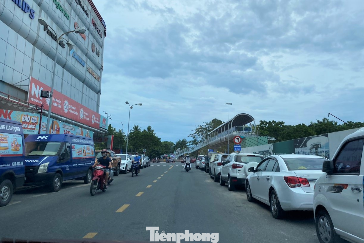 Trong khi đó ô tô bon chen từng chỗ đỗ hai bên lề đường Hải Phòng. Trong khi đó ô tô bon chen từng chỗ đỗ hai bên lề đường Hải Phòng.