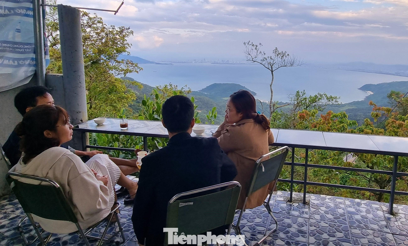 Theo các bạn trẻ, những quán cà phê trên đỉnh đèo có view "đỉnh của đỉnh". Nơi đây có thể nhìn núi, biển, bao quát cả thành phố.
