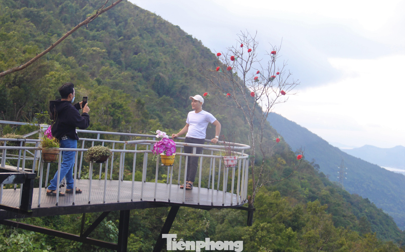 Các quán cũng tạo những khu vực chụp ảnh phục vụ du khách. Thời tiết trên đèo mùa này rất đa dạng. Sáng se lạnh, trưa dù nắng vẫn mát lành, đến chiều muộn rét run. Kinh nghiệm của các bạn trẻ nếu tới đèo vào buổi chiều phải mang theo áo ấm.