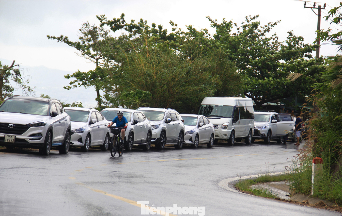 Xe cộ tấp nập trước dãy quán cà phê lưng chừng đèo dịp cuối tuần.