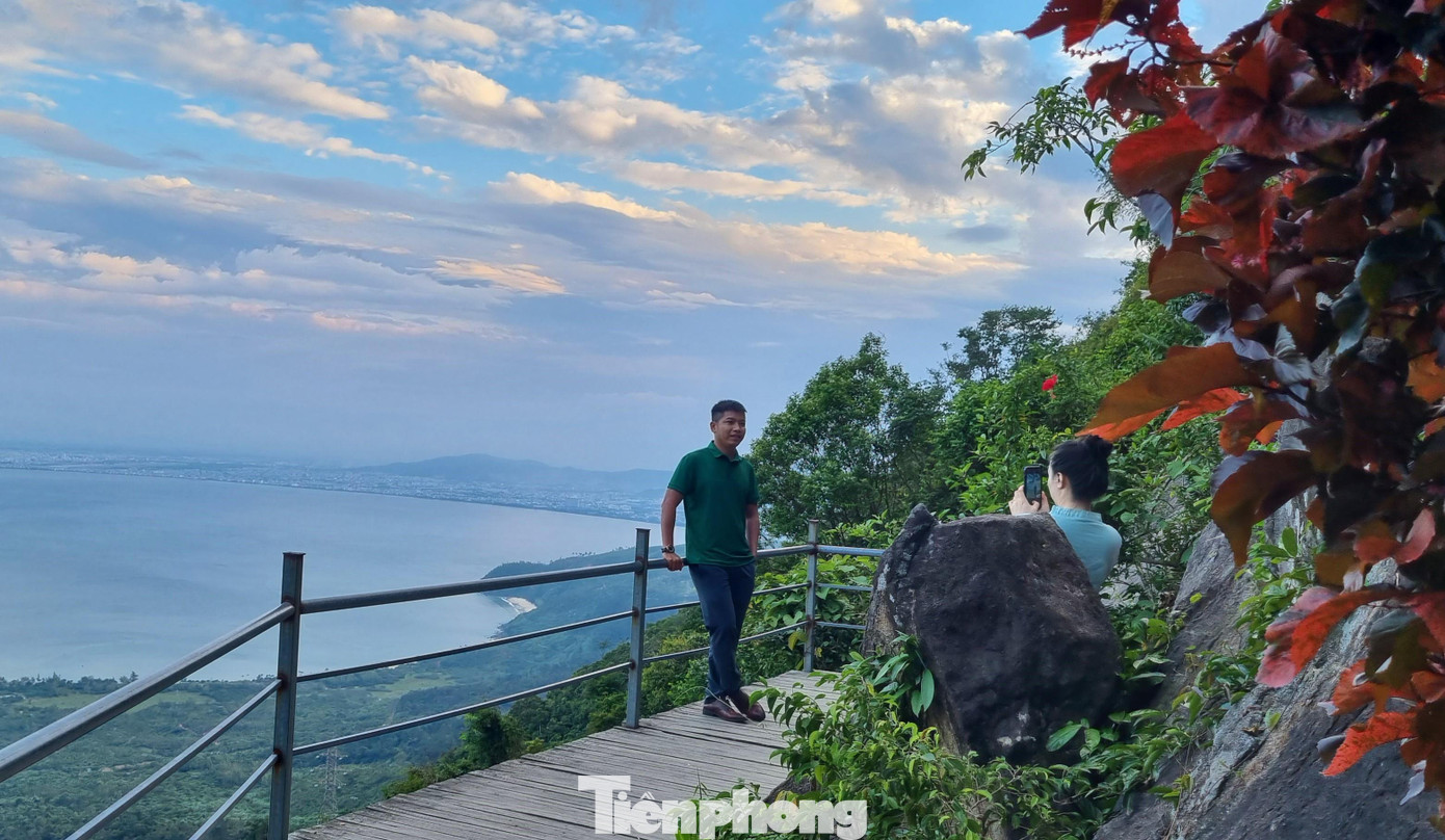Khung cảnh không chê vào đâu được để "check-in". Ông Lại Văn Hà (73 tuổi, chủ một quán cà phê trên đỉnh đèo) cho hay từ 5g sáng đã có khách, là những bạn trẻ thích đón bình minh, đạp xe thể dục lên đèo, tới 19h khách mới bắt đầu ít dần.