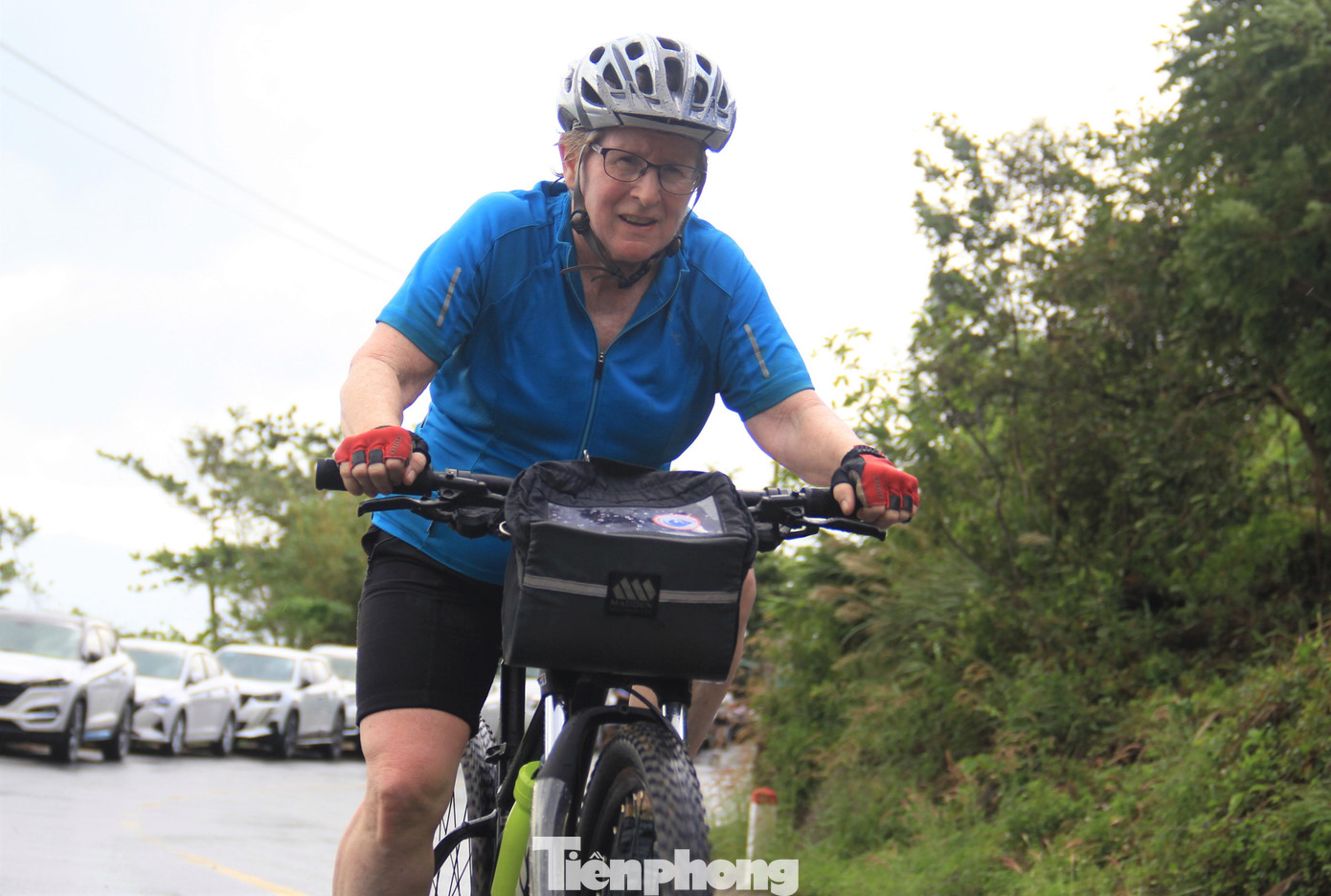 Du khách nước ngoài chinh phục đèo Hải Vân bằng xe đạp.