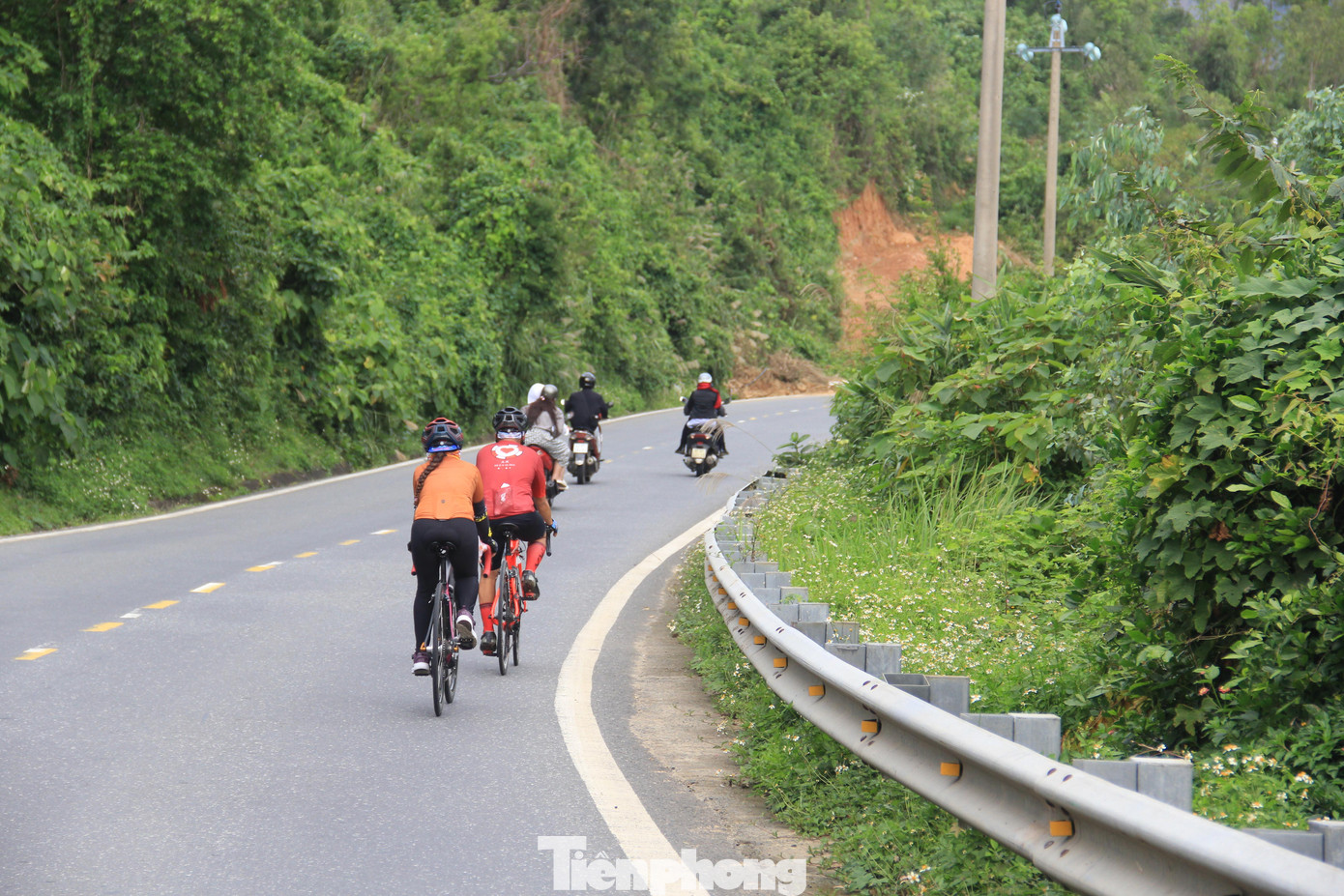 Đèo Hải Vân cao 500m so với mực nước biển, dài hơn 20 km, nối TP Đà Nẵng và tỉnh Thừa Thiên Huế. Từ năm 2005, hầm đường bộ Hải Vân xuyên qua núi được đưa vào sử dụng để giảm bớt thời gian, nguy hiểm khi đi đường đèo. Song nhiều người vẫn chọn đường đèo quanh co, nhiều dốc di chuyển để thưởng ngoạn cảnh đẹp ở đây.