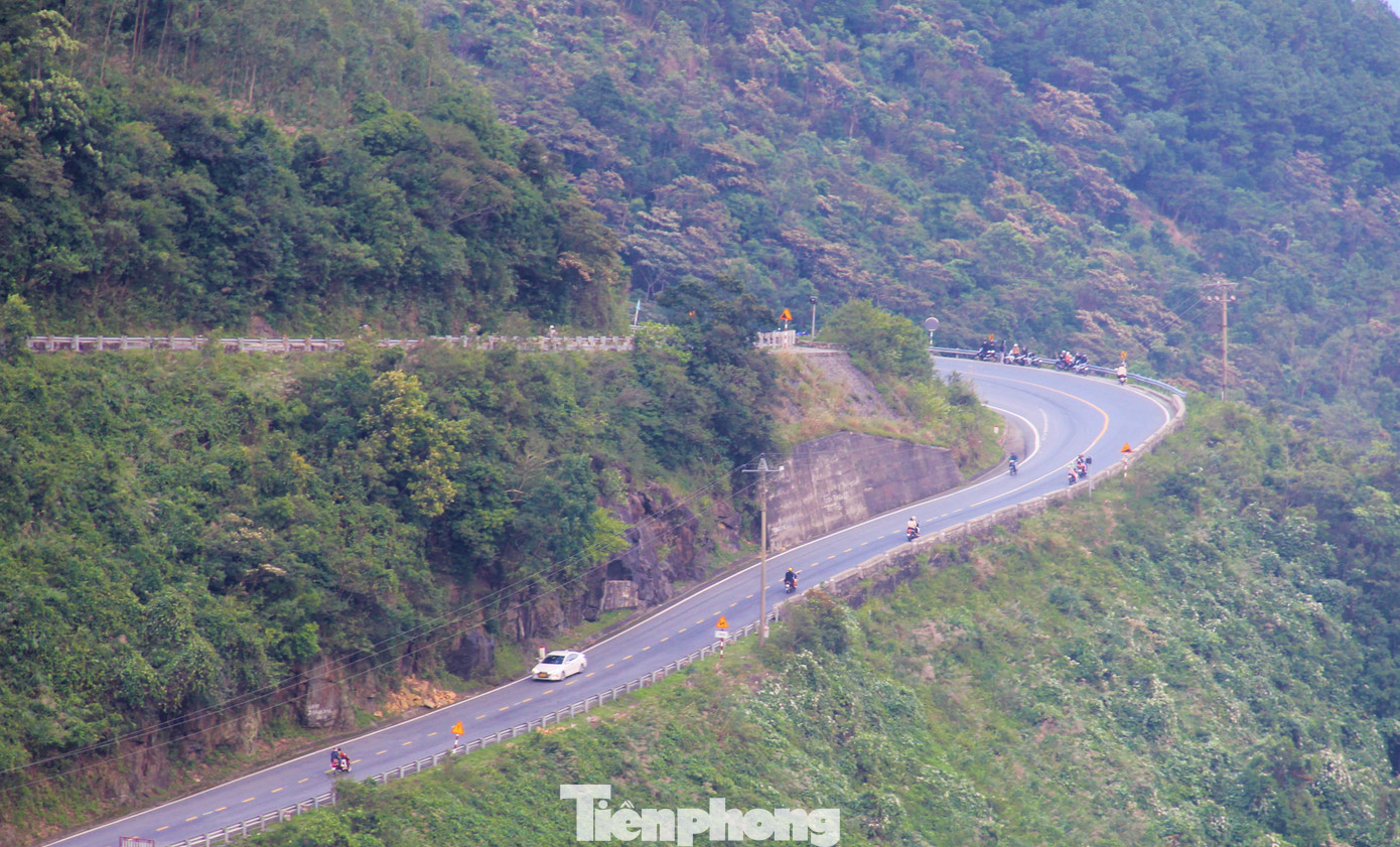 Từ sáng sớm, đường đèo đã rộn ràng xe cộ. Các bạn trẻ thường leo đèo bằng xe máy, một số đi xe đạp để chinh phục con đèo.