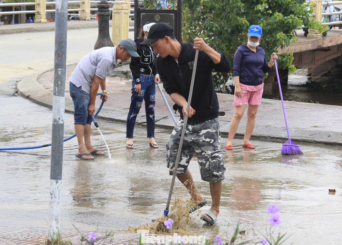 Nước rút, người dân phố Hội phải "lo trong, lo ngoài", bởi hầu hết các hộ đều buôn bán, làm dịch vụ phục vụ du khách, không thể để cảnh nhếch nhác, ẩm ướt. Nước rút, người dân phố Hội phải "lo trong, lo ngoài", bởi hầu hết các hộ đều buôn bán, làm dịch vụ phục vụ du khách, không thể để cảnh nhếch nhác, ẩm ướt.