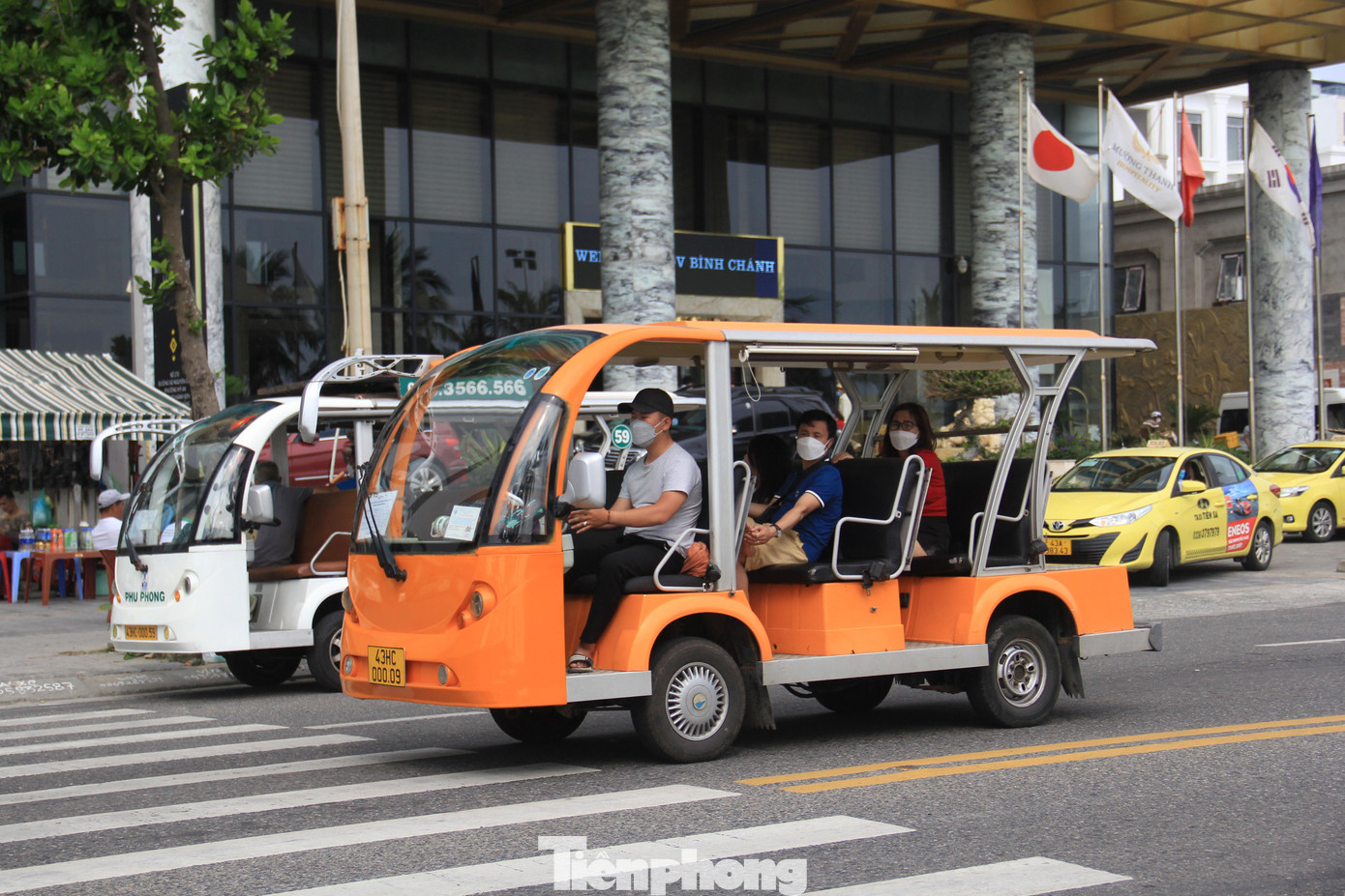 Xe dịch vụ tấp nập trên tuyến đường ven biển. Các khách sạn liên tục đưa đón khách lưu trú đi tham quan, chủ yếu là khách nội địa.