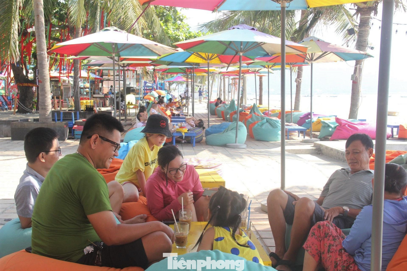 Bãi biển Đà Nẵng bắt mắt. Các hàng quán bố trí bàn, ghế, ô... đầy màu sắc tươi mới.