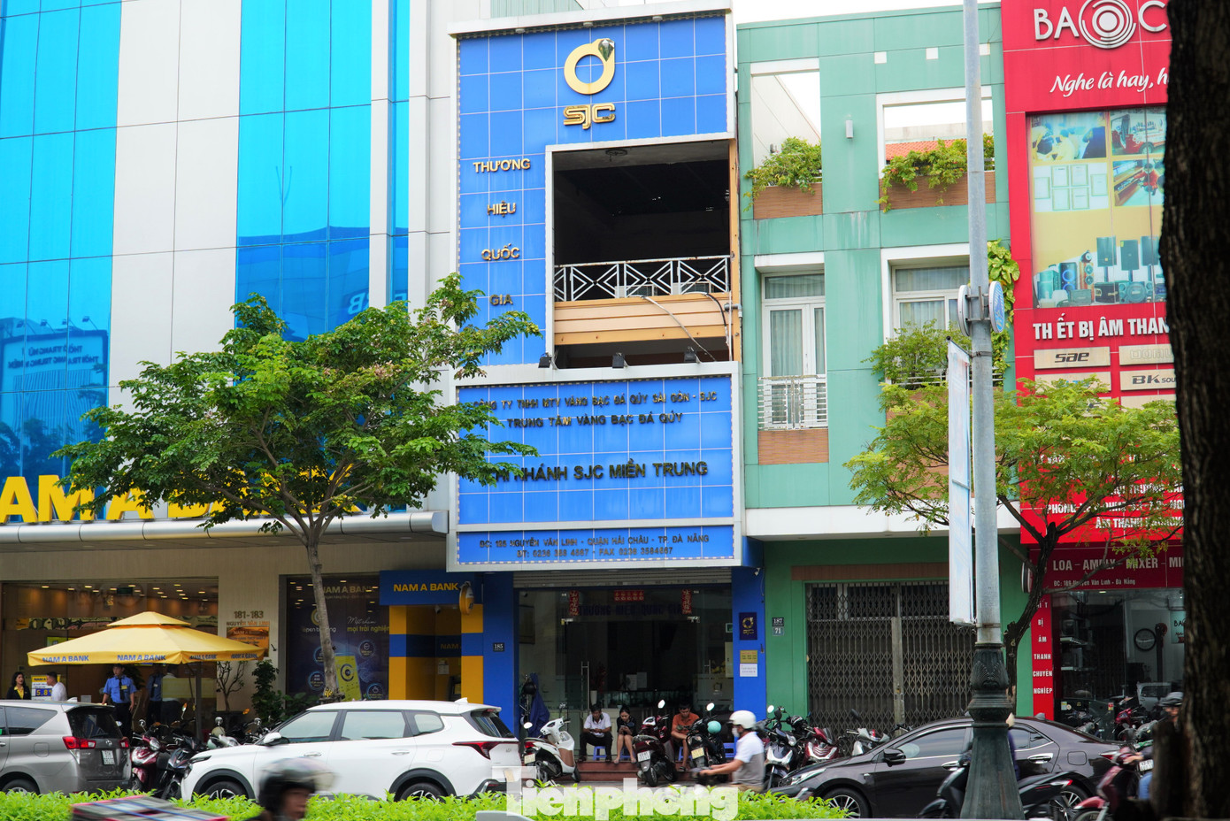 Cả hai chi nhánh SJC tại Đà Nẵng sáng nay đã mở cửa, tuy nhiên khách hàng vẫn chưa thể giao dịch. Ảnh: Thanh Hiền.