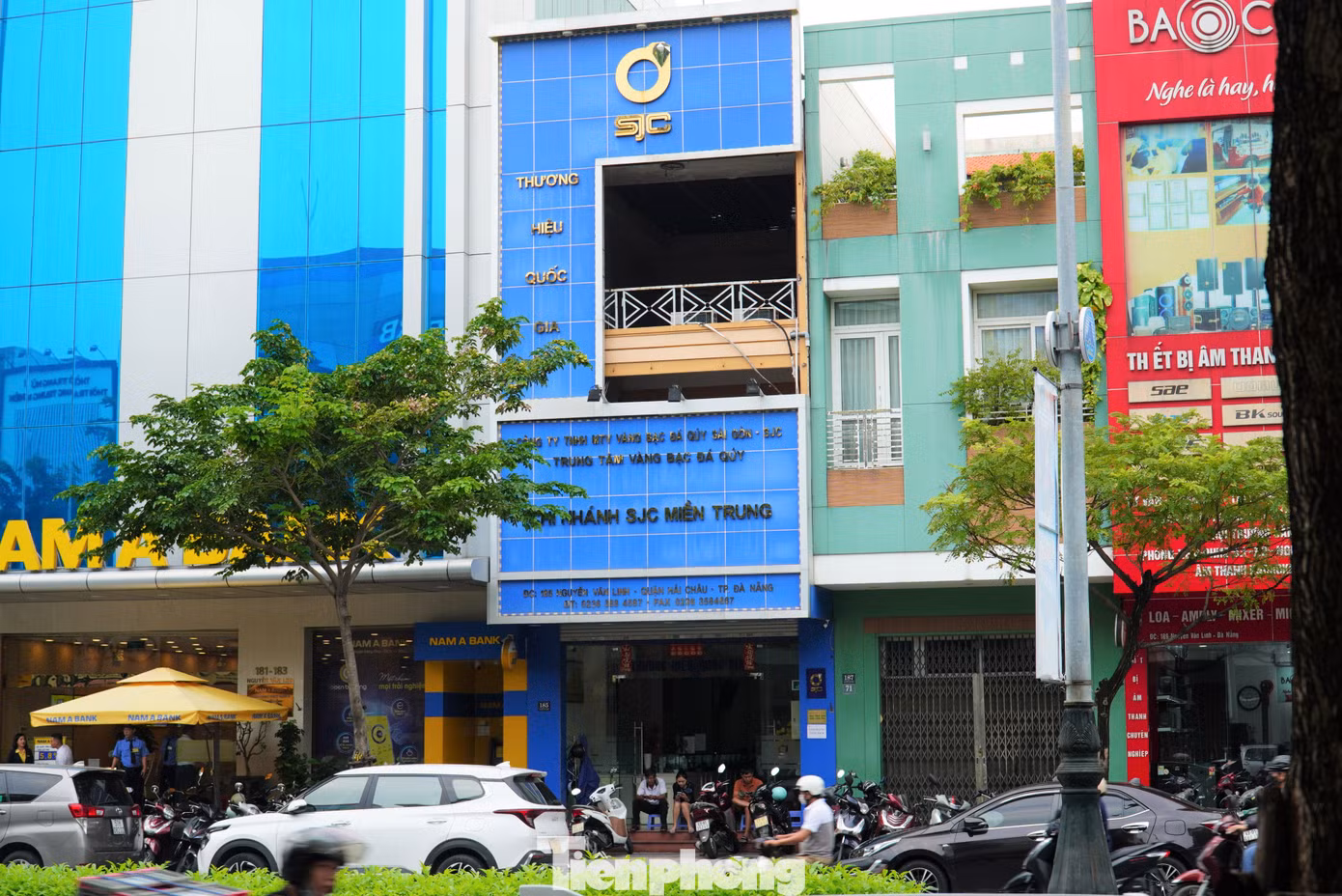 Cả hai chi nhánh SJC tại Đà Nẵng sáng nay đã mở cửa, tuy nhiên khách hàng vẫn chưa thể giao dịch. Ảnh: Thanh Hiền.