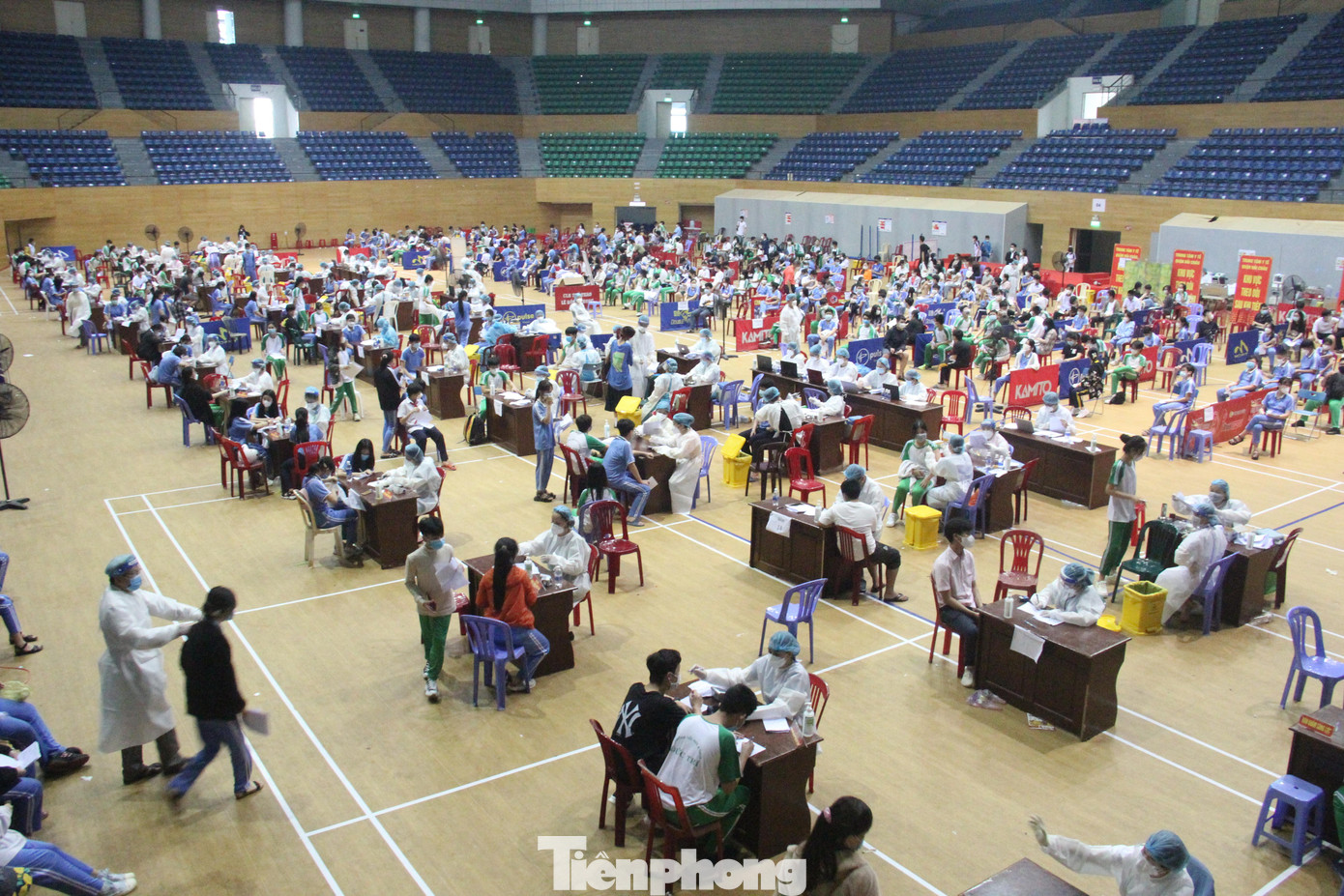 Cung Thể thao Tiên Sơn là điểm tiêm chủng lớn nhất thành phố. Các em được phân luồng lần lượt từng nhóm vào điểm tiêm. Sau khi tiêm xong sẽ qua khu vực theo dõi sức khỏe rồi đi về bằng một lối đi khác.