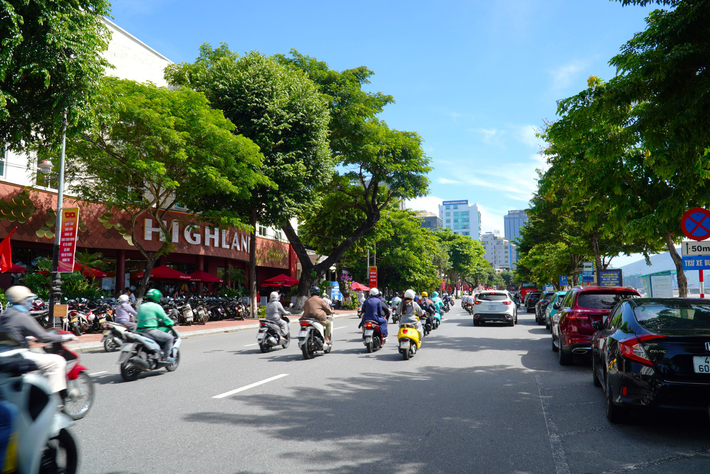Đắt đỏ nhất là đường Bạch Đằng. Đoạn từ Lê Duẩn đến Nguyễn Văn Linh có giá cao nhất, lên tới gần 341 triệu đồng/m2. Theo bảng giá đất cũ áp dụng từ 1/1/2025, đoạn đường này có giá hơn 286 triệu đồng/m2.