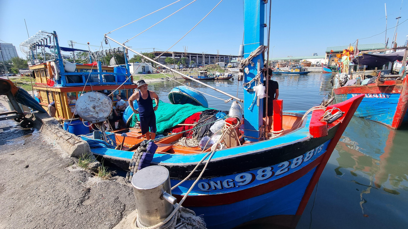 Tàu QNg 98288 chuẩn bị lấy đá để đi biển trong ngày. Tàu đánh bắt gần bờ, mỗi chuyến đi vài ba hôm. Tàu QNg 98288 chuẩn bị lấy đá để đi biển trong ngày. Tàu đánh bắt gần bờ, mỗi chuyến đi vài ba hôm.