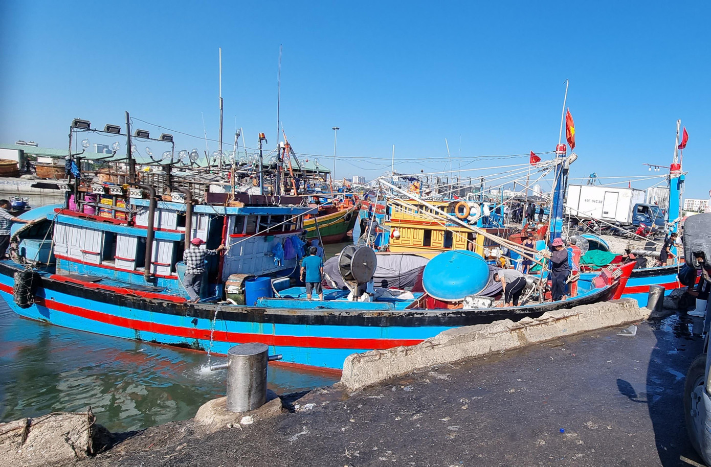 Ông Trần Văn Lĩnh, Chủ tịch Hội nghề cá Đà Nẵng cho hay so với mức gần 30.000đ/lít, thì giá dầu hiện tại rút bớt chi phí cho ngư dân mỗi chuyến ra khơi. Tuy nhiên phần lớn tàu ra khơi là tàu nhỏ, đánh bắt ngắn ngày, tiêu hao ít nhiên liệu, còn các tàu lớn vẫn còn khá e dè. Ông Trần Văn Lĩnh, Chủ tịch Hội nghề cá Đà Nẵng cho hay so với mức gần 30.000đ/lít, thì giá dầu hiện tại rút bớt chi phí cho ngư dân mỗi chuyến ra khơi. Tuy nhiên phần lớn tàu ra khơi là tàu nhỏ, đánh bắt ngắn ngày, tiêu hao ít nhiên liệu, còn các tàu lớn vẫn còn khá e dè.