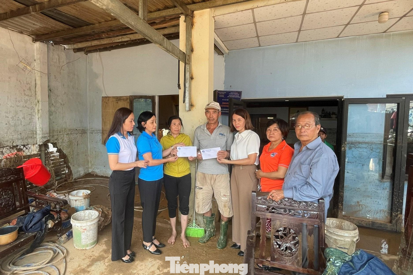 "Chúng tôi đã có mặt rất sớm để sẻ chia với những chị em chịu mất mát trong lũ. Những gia đình neo đơn, đau ốm, Hội cử người tới dọn dẹp giúp. Hội cũng nấu các suất ăn cho người dân vùng ngập lũ, cùng chung tay dọn trường lớp cho các em sớm tới trường”, bà Nguyễn Thị Thanh, Chủ tịch Hội LHPN quận Liên Chiểu cho hay.