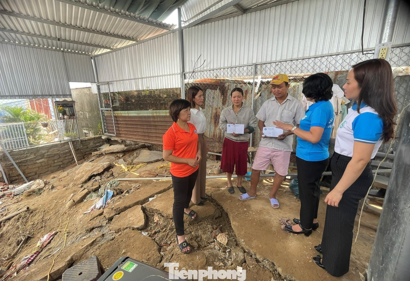 Những ngày qua, Hội liên hiệp phụ nữ cũng như các đoàn thể, mạnh thường quân khác đã tới thăm hỏi, hỗ trợ những gia đình thiệt hại nặng nề sau lũ.