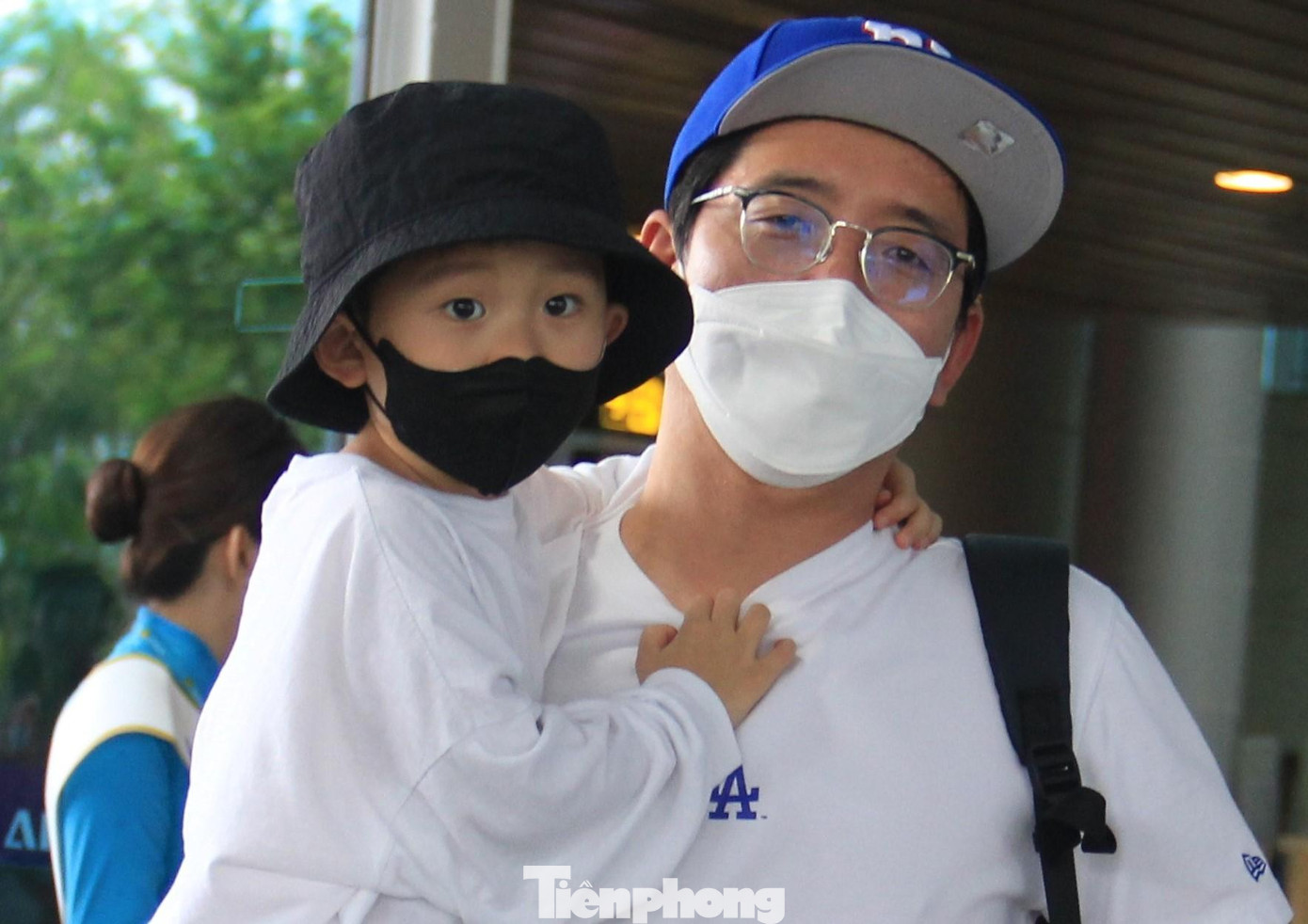 Một du khách nhí cùng người thân tới du lịch Đà Nẵng trong chuyến bay sáng 28/10.