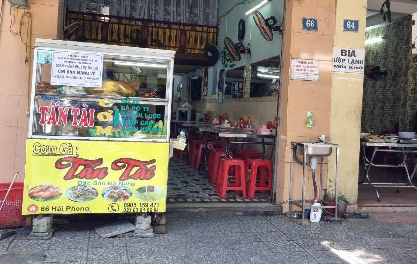 Biển "Chỉ ban mang về" được các quán ăn uống đồng loạt treo phía trước. Ảnh: Thanh Trần.