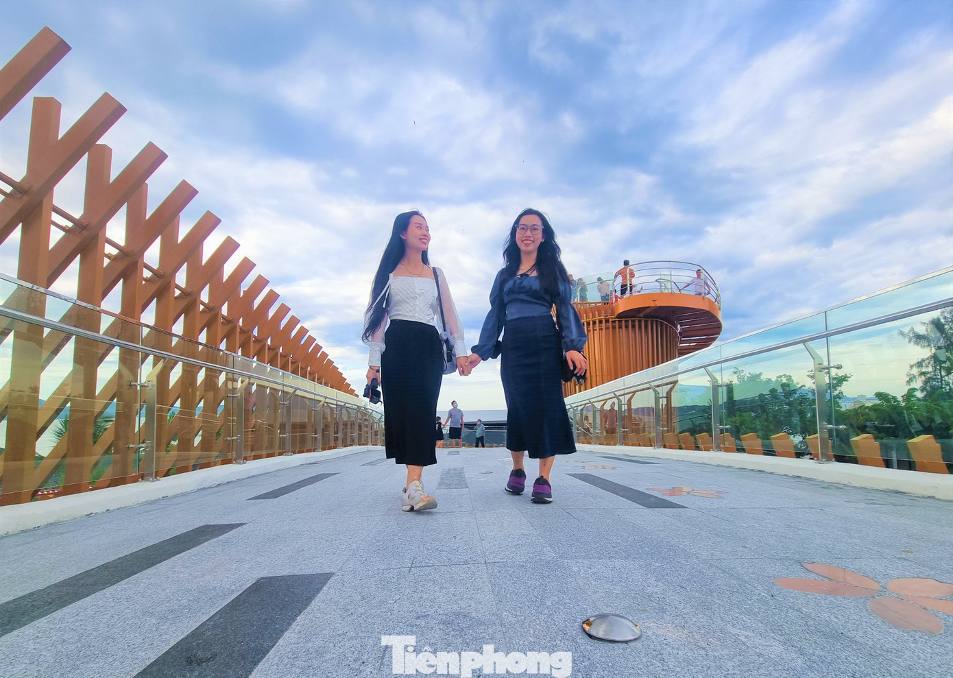 Đây là điểm check-in mới của các bạn trẻ. Nguyễn Thị Thảo cho hay cô đang lập một kênh Youtube về Đà Nẵng và không thể bỏ qua cây cầu vượt mới mẻ, đặc biệt này.