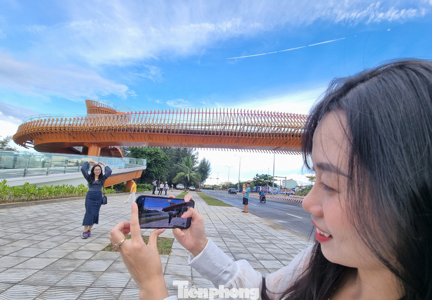 Cây cầu là điểm nhấn cảnh quan cho khu vực phía Tây Bắc của thành phố. Rất nhiều người dân, đặc biệt là các bạn trẻ đã tới dạo chơi, check-in cây cầu.