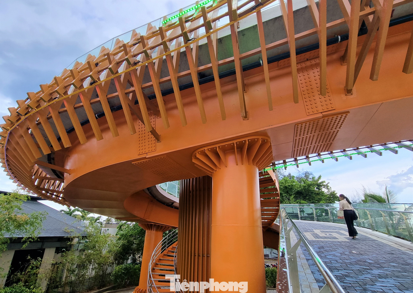 Phần lối dẫn lên cầu hai bên đài vọng cảnh tái hiện hình tượng nút thắt trong nghệ thuật đan dây của người Nhật, thể hiện sự bền chặt trong mối quan hệ hữu nghị giữa hai quốc gia.