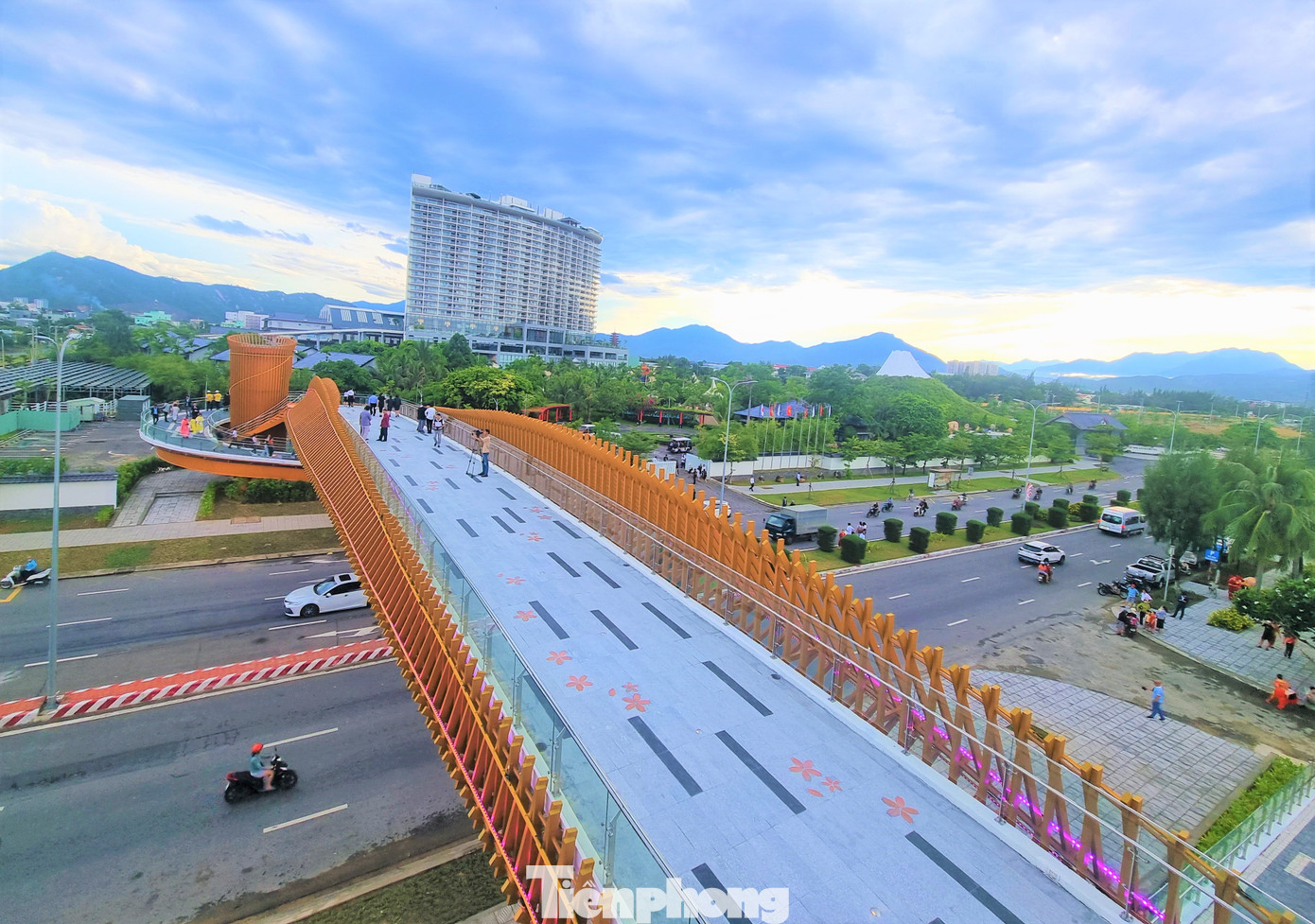 Cây cầu cao gần 13 mét, dài hơn 140 mét, diện tích sàn khoảng 655 m2. Hình dáng công trình được lấy cảm hứng từ những con sóng biển, tạo nên sự nhẹ nhàng và thư thái, đồng thời gắn kết với cảnh quan khu vực.