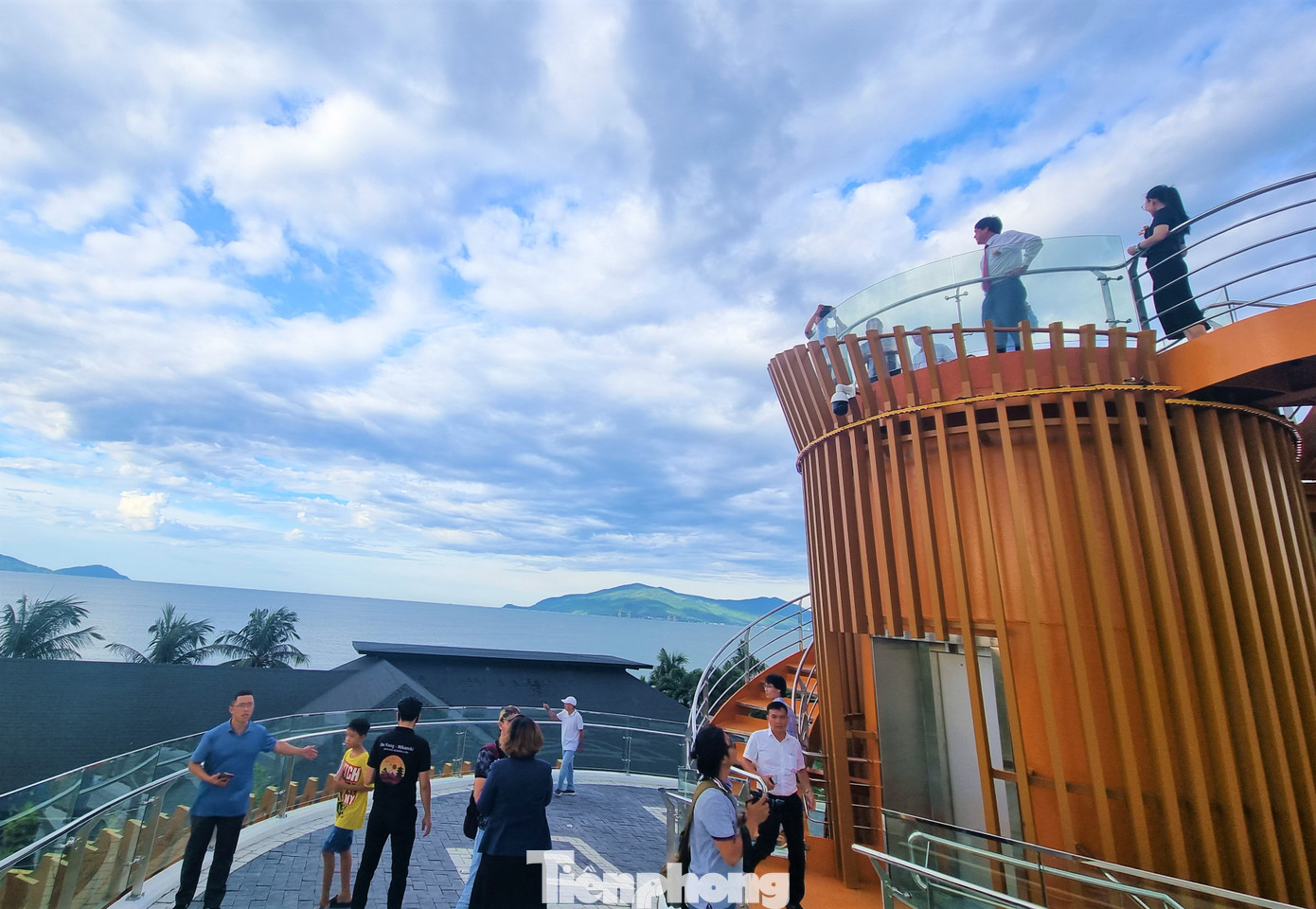 Bên ngoài hai đài vọng cảnh cũng bố trí cầu thang xoắn bằng thép với thang máy được lắp đặt để người khuyết tật có thể lên cầu một cách dễ dàng.