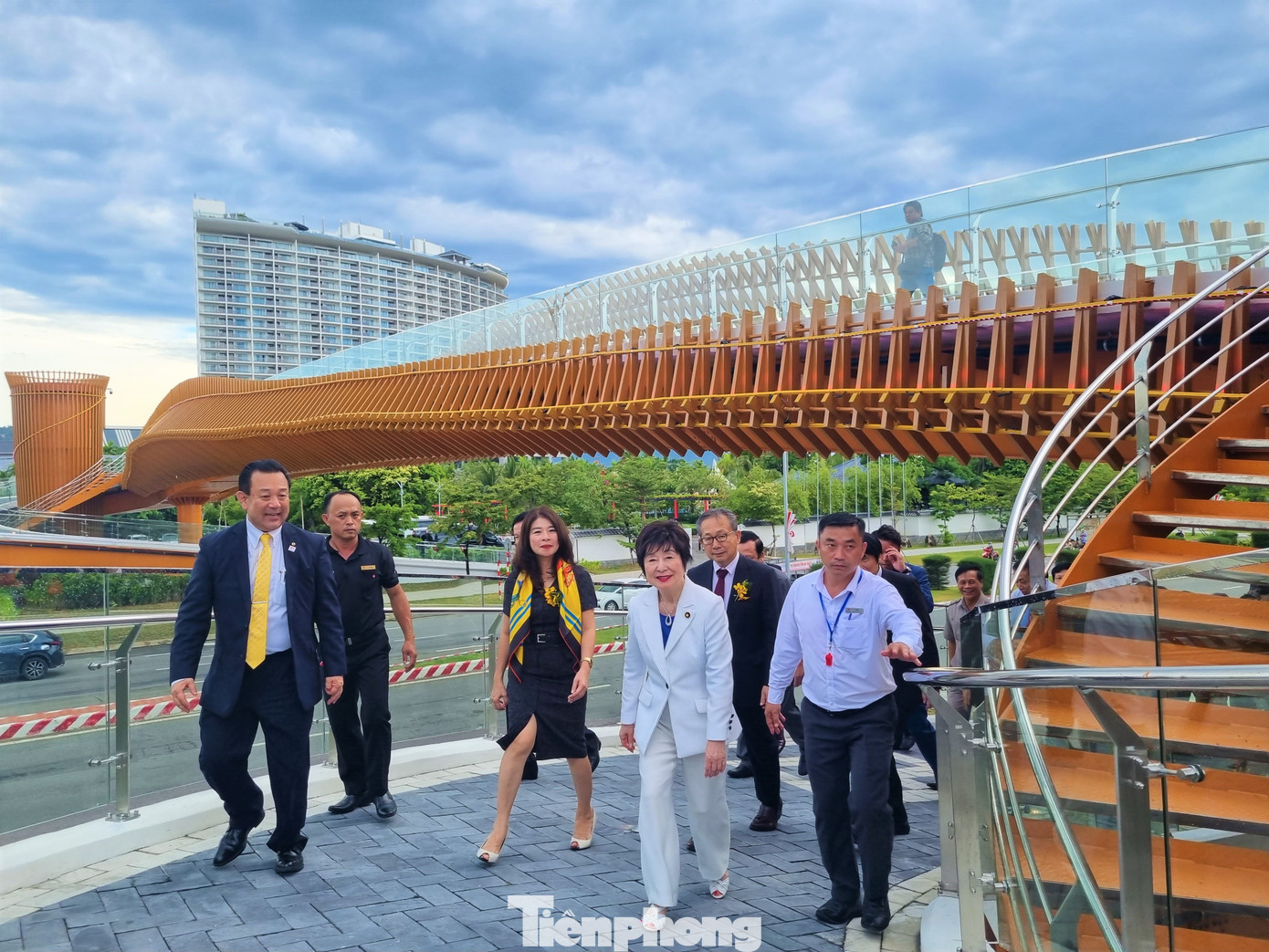 Cây cầu do tập đoàn Mikazuki (Nhật Bản) xây dựng với tổng mức đầu tư hơn 42 tỷ đồng và trao tặng cho thành phố Đà Nẵng, công trình được khởi công vào tháng 1 năm nay.