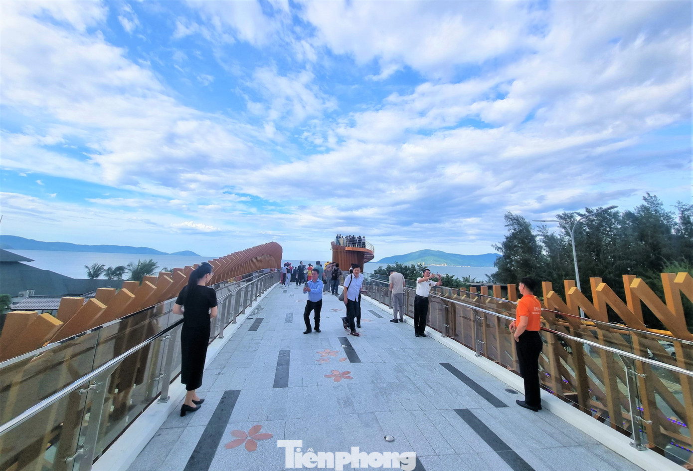 Đứng từ trên cầu có thể nhìn ngắm bao quát núi, biển, phía trong thành phố. Nhiều du khách đã tới đi dạo và rất ấn tượng trước kiến trúc cây cầu.